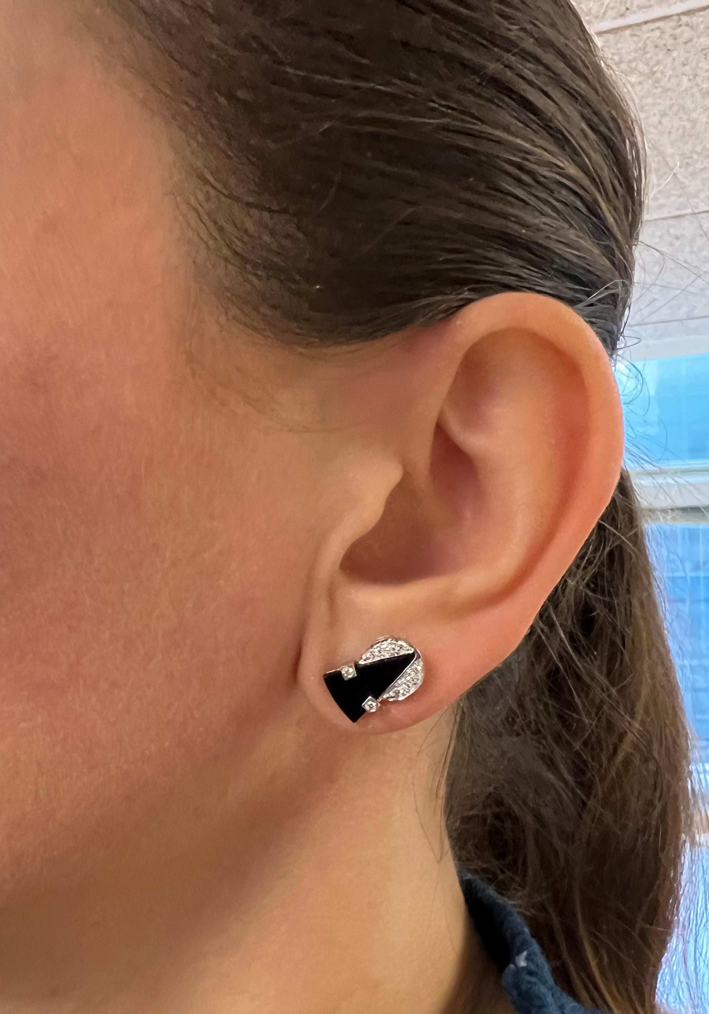 Art Deco Design Diamond and Black Onyx Stud Earrings in 18k White Gold In New Condition For Sale In New York, NY