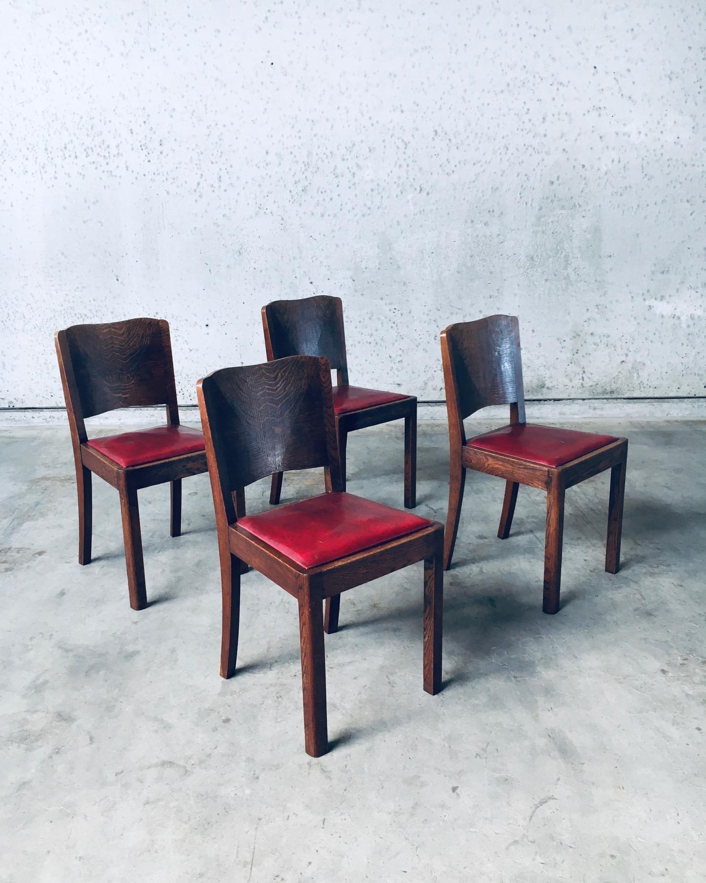 Set di 4 sedie da pranzo vintage in stile Art Déco. Prodotte in Belgio, periodo 1920/30. Sedie costruite in rovere massiccio con sedute in skai rosso/ecopelle. Questi sono progettati nello stile di De Coene Freres. Sedie di ottima fattura e design.