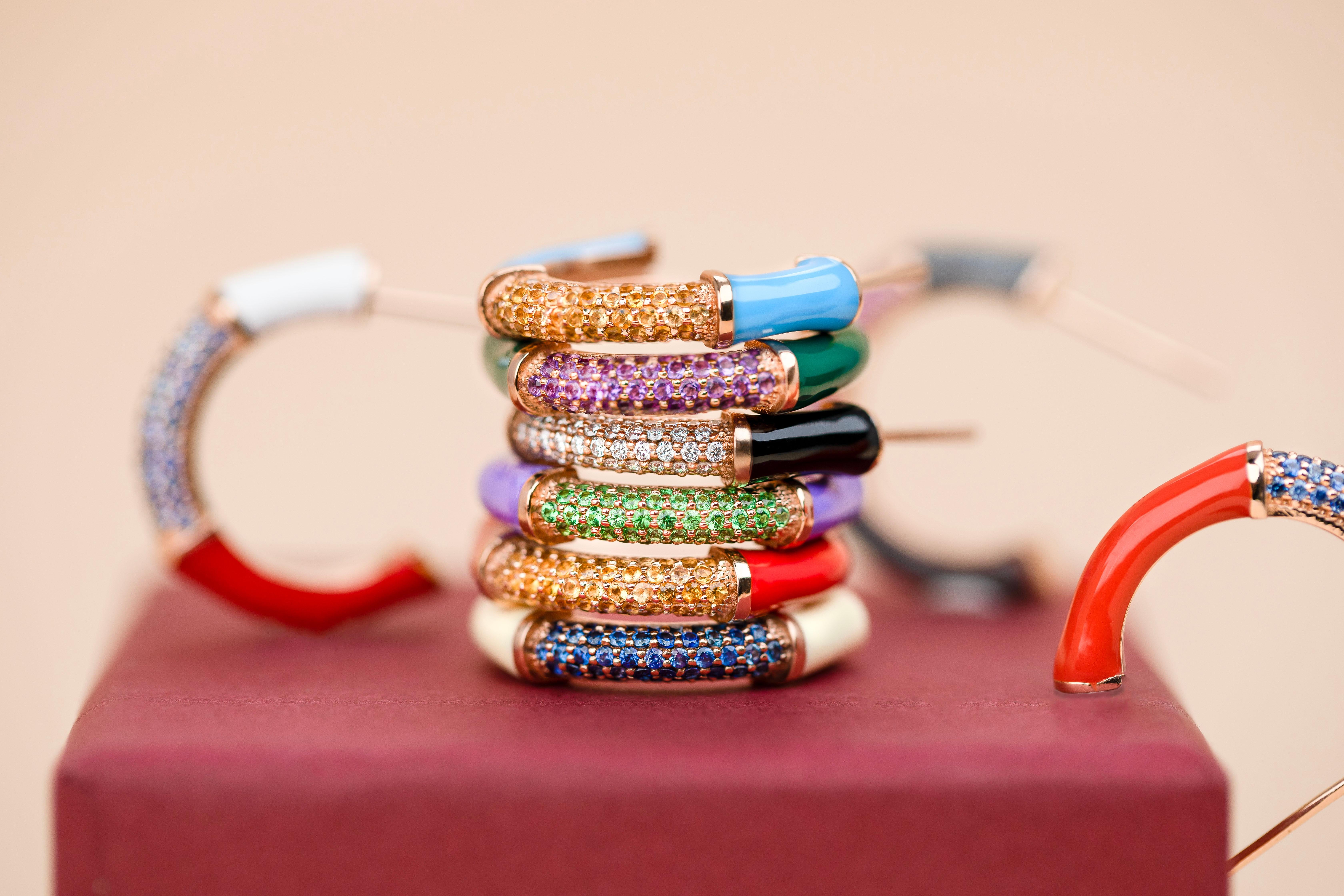 Gold-Ohrring im Art-Déco-Stil mit rosa Saphirstein und Bumble-Farben-Ohrring im Angebot 1