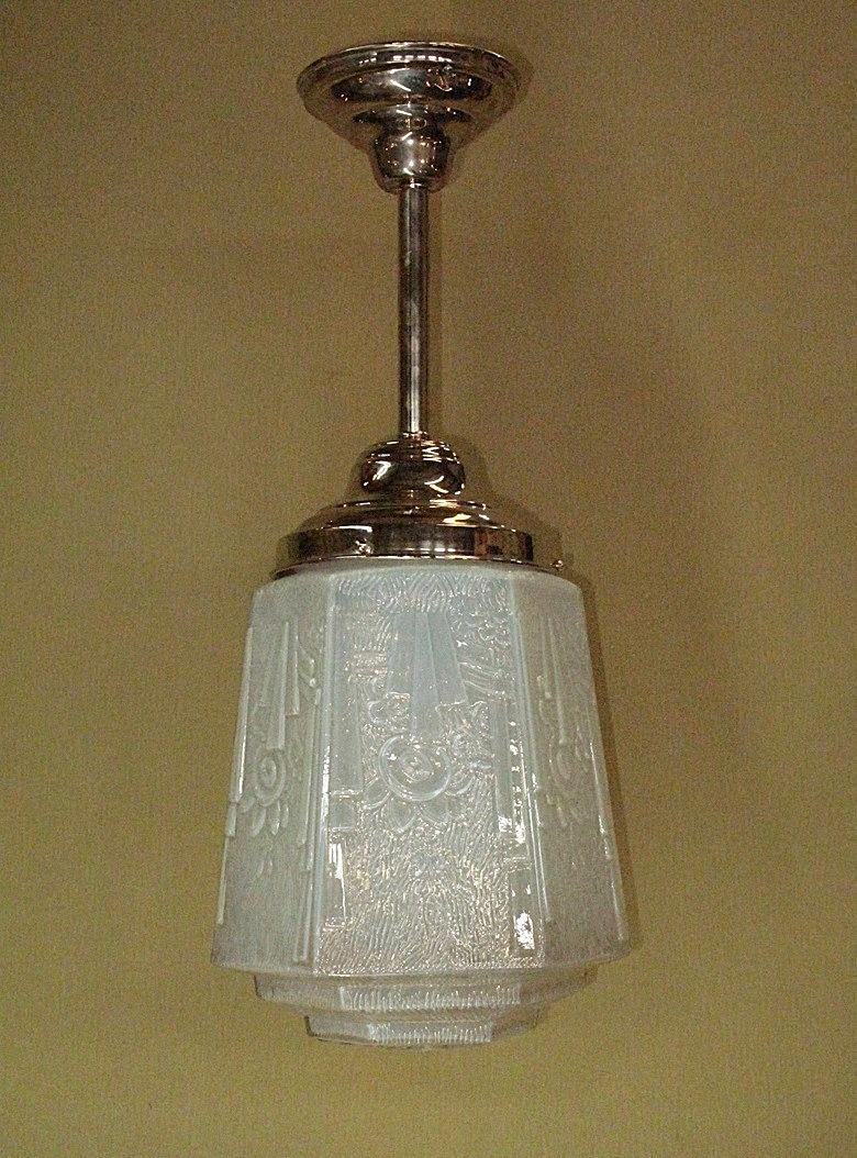 Eisblauer Art Deco-Globus auf neuer, vernickelter Halterung. Sehr schöne Reliefdekore von Blumen auf jeder Seite der Weltkugel. Das Muster ist völlig asymmetrisch und hat sogar eine sehr kleine Blume in der oberen linken Ecke jedes Feldes. Die