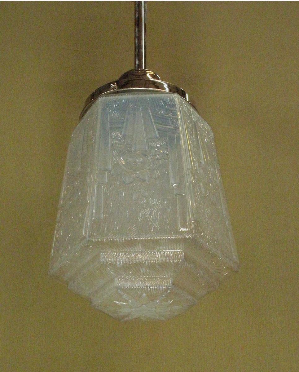 Art-Déco-Design auf eisblauem Globus Ende der 1920er Jahre (Glas) im Angebot