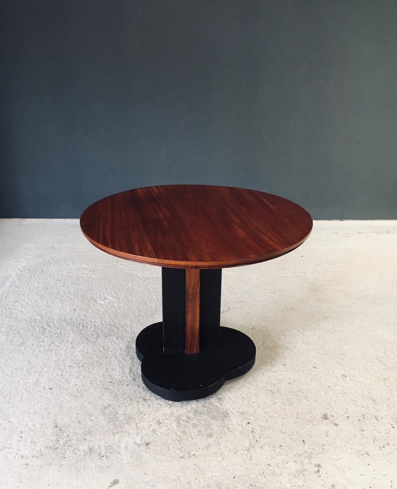 Table d'appoint ronde Vintage Art Deco Design/One. Fabriqué en France, époque 1930. Table d'appoint en bois avec base en forme de nuage teintée en noir et support élancé avec finition en noyer sur le support et plateau en noyer. Ce produit est en