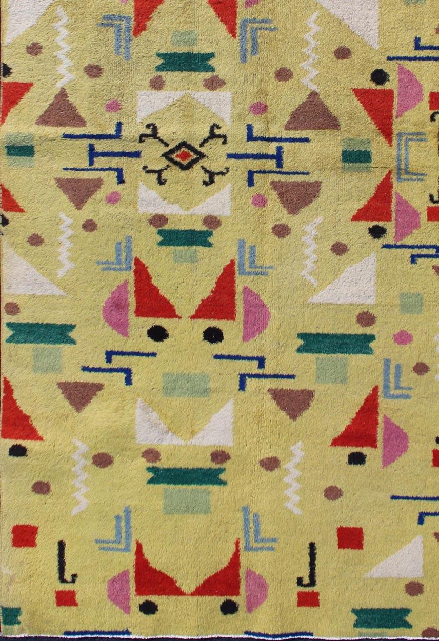 Maße: 4' x 7'10.
Dieser einzigartige Teppich aus der Mitte des Jahrhunderts hat einen gelben Hintergrund mit einer gefleckten und gesprenkelten Mischung aus gelben, roten, schwarzen, grünen und blauen Farben und hat ein abstraktes Design mit sich