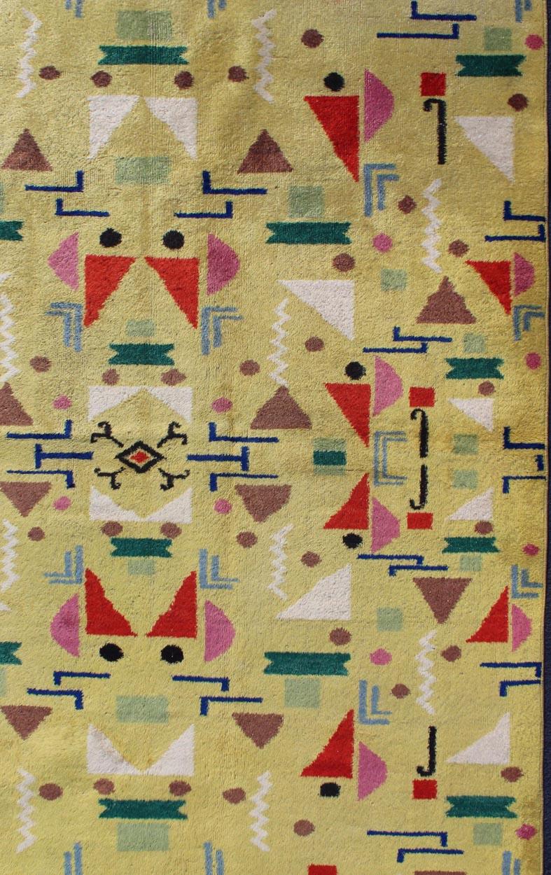 Moderner türkischer Vintage-Teppich mit gelbem Hintergrund und mehrfarbigen Farben aus der Mitte des Jahrhunderts (Moderne der Mitte des Jahrhunderts) im Angebot