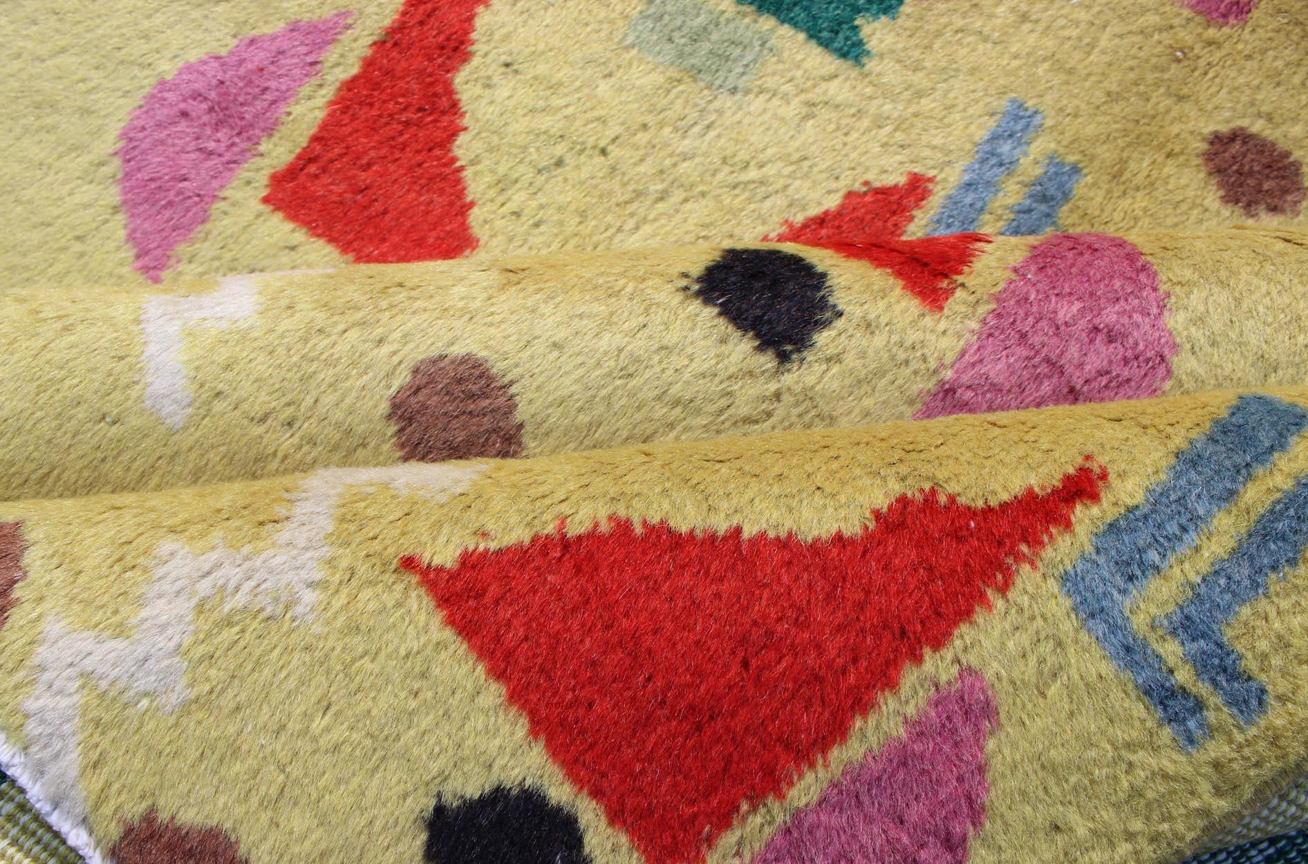 Moderner türkischer Vintage-Teppich mit gelbem Hintergrund und mehrfarbigen Farben aus der Mitte des Jahrhunderts (Türkisch) im Angebot
