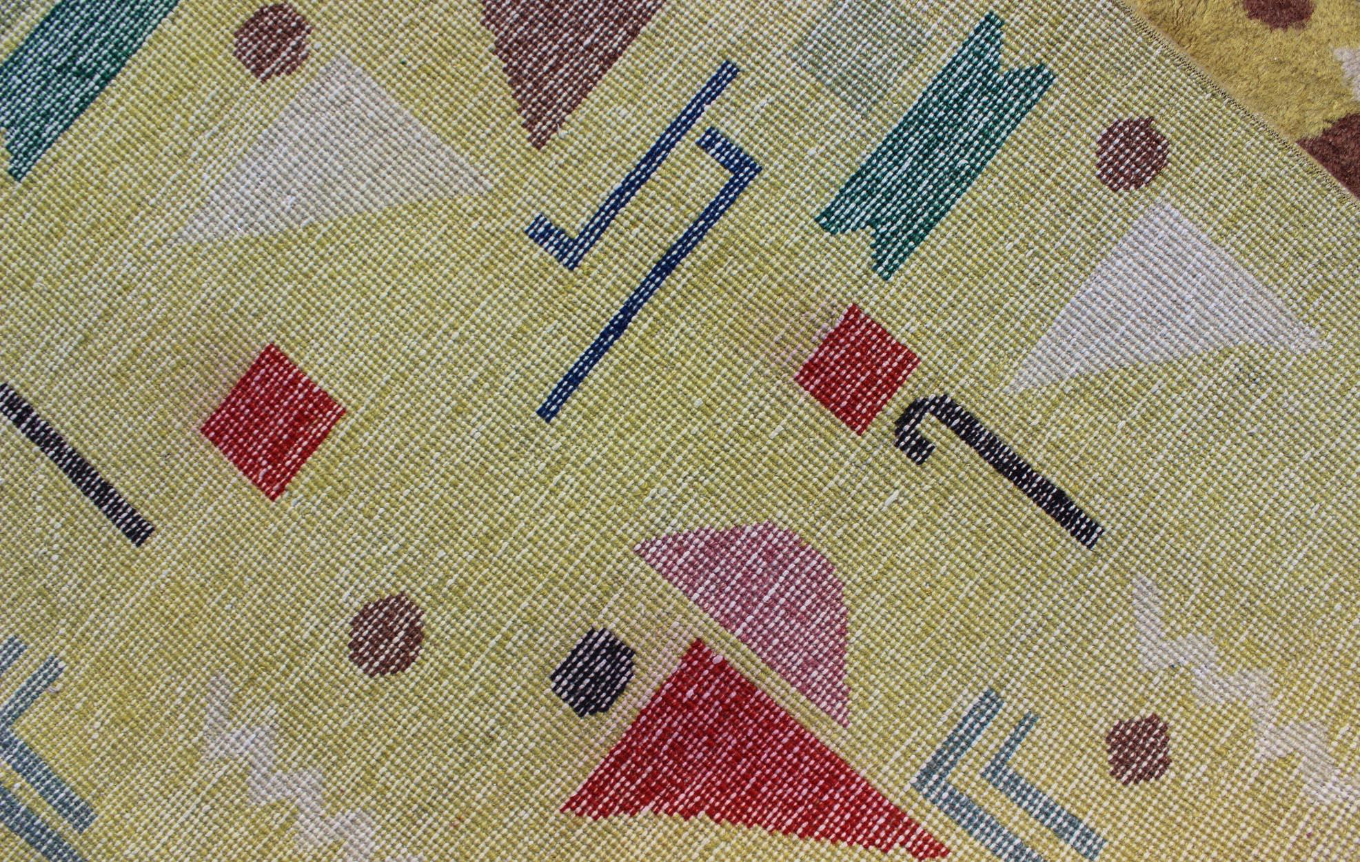 Moderner türkischer Vintage-Teppich mit gelbem Hintergrund und mehrfarbigen Farben aus der Mitte des Jahrhunderts (Wolle) im Angebot