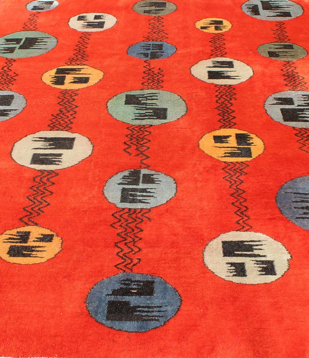 Tapis turc vintage au design Art Déco avec motifs circulaires de couleurs rouge orange en vente 2