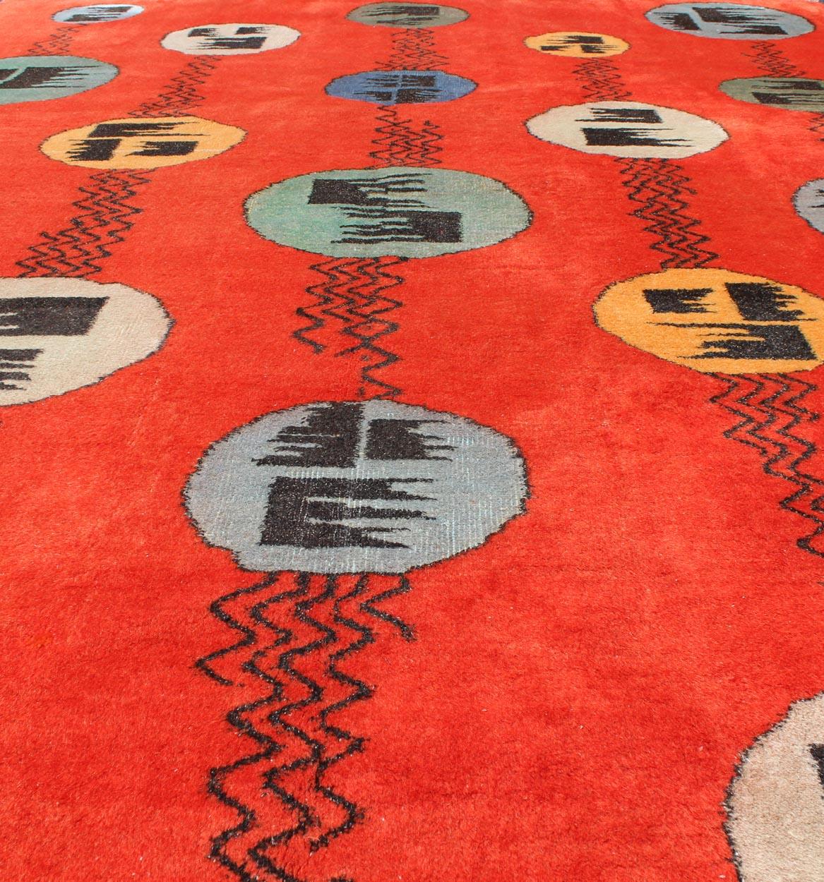 Tapis turc vintage au design Art Déco avec motifs circulaires de couleurs rouge orange en vente 3