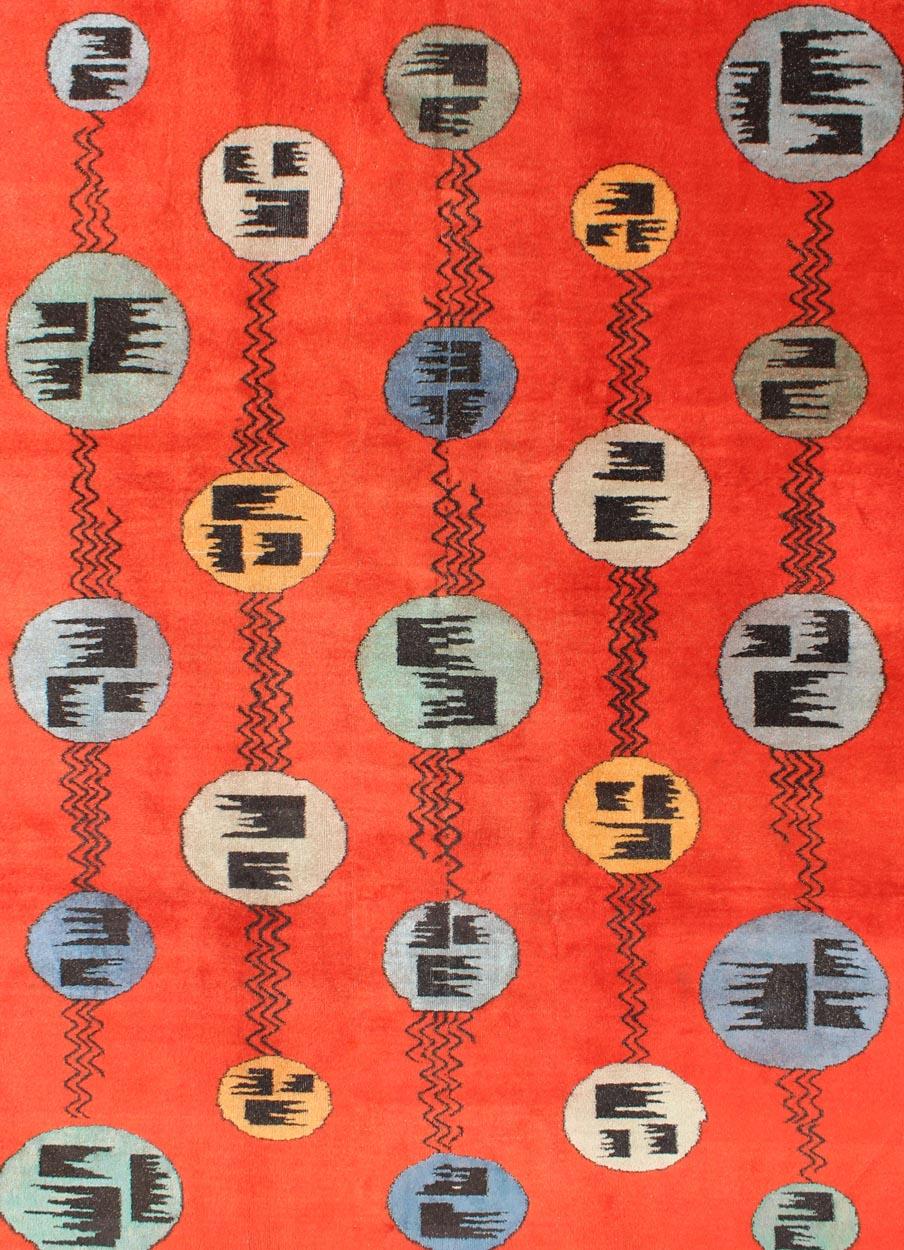 Mid-Century Modern Tapis turc vintage au design Art Déco avec motifs circulaires de couleurs rouge orange en vente