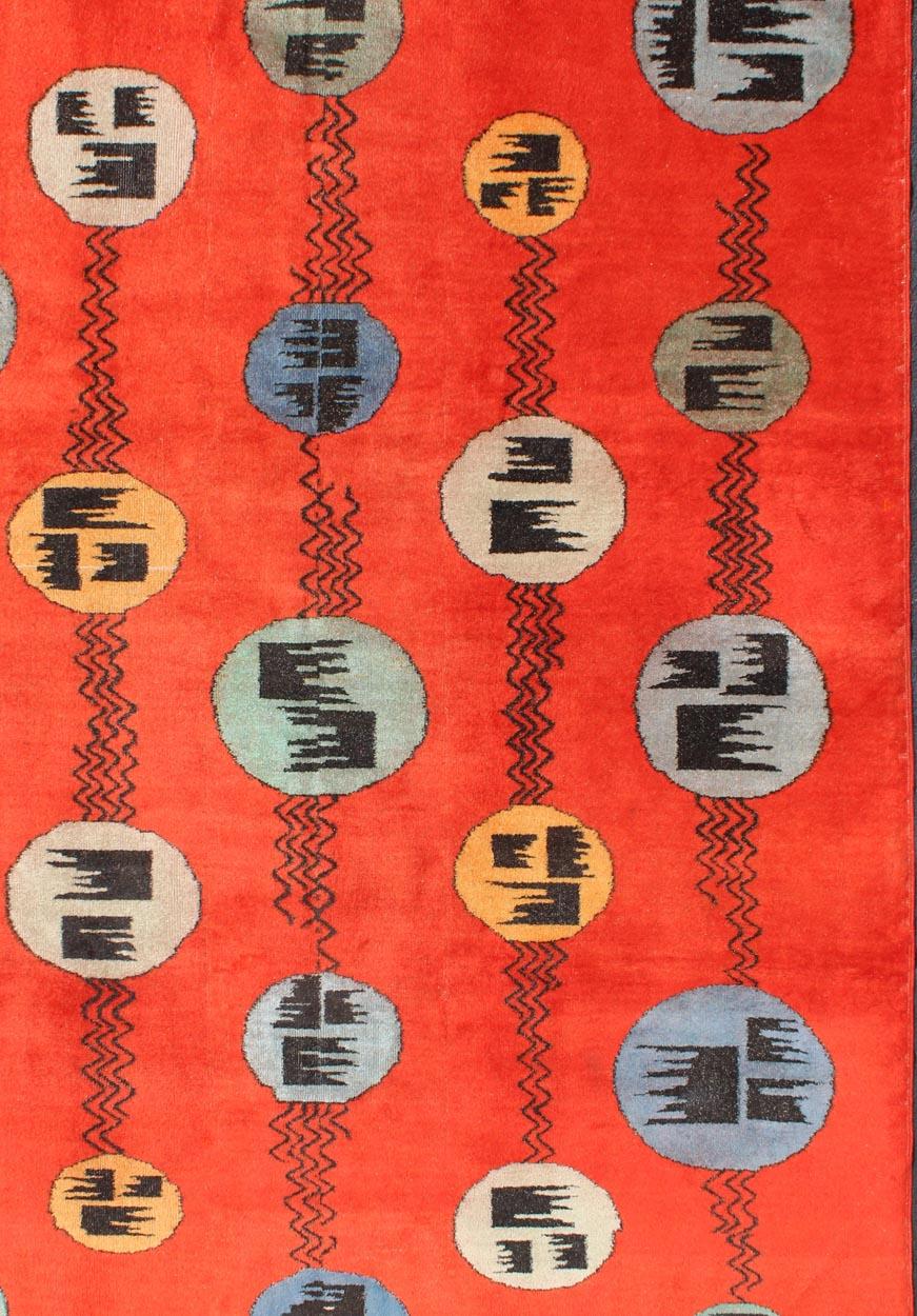 Turc Tapis turc vintage au design Art Déco avec motifs circulaires de couleurs rouge orange en vente