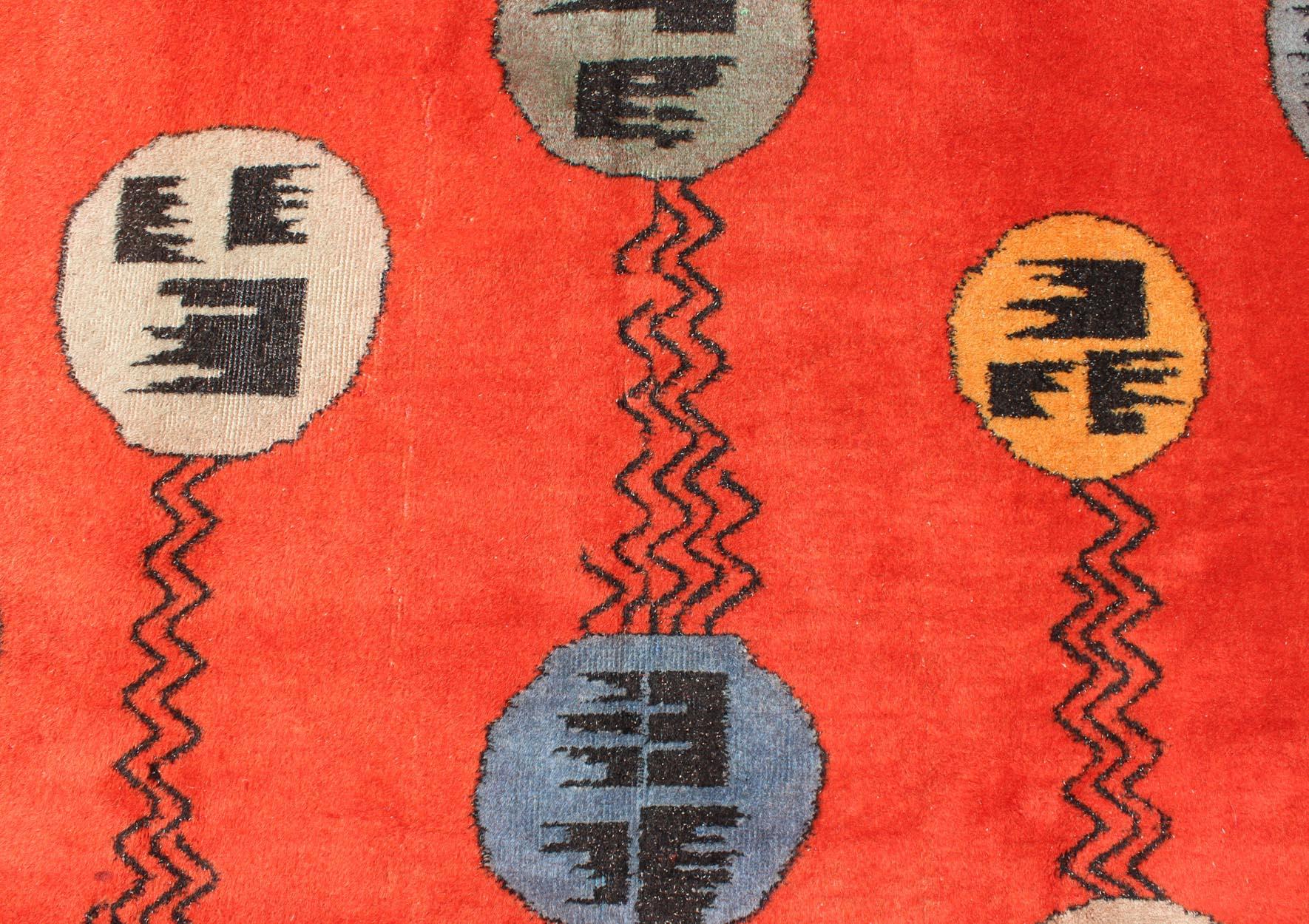 Laine Tapis turc vintage au design Art Déco avec motifs circulaires de couleurs rouge orange en vente