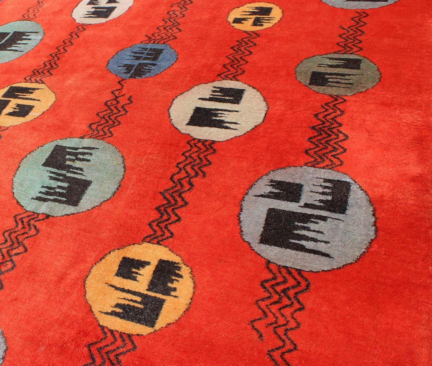 Tapis turc vintage au design Art Déco avec motifs circulaires de couleurs rouge orange en vente 1