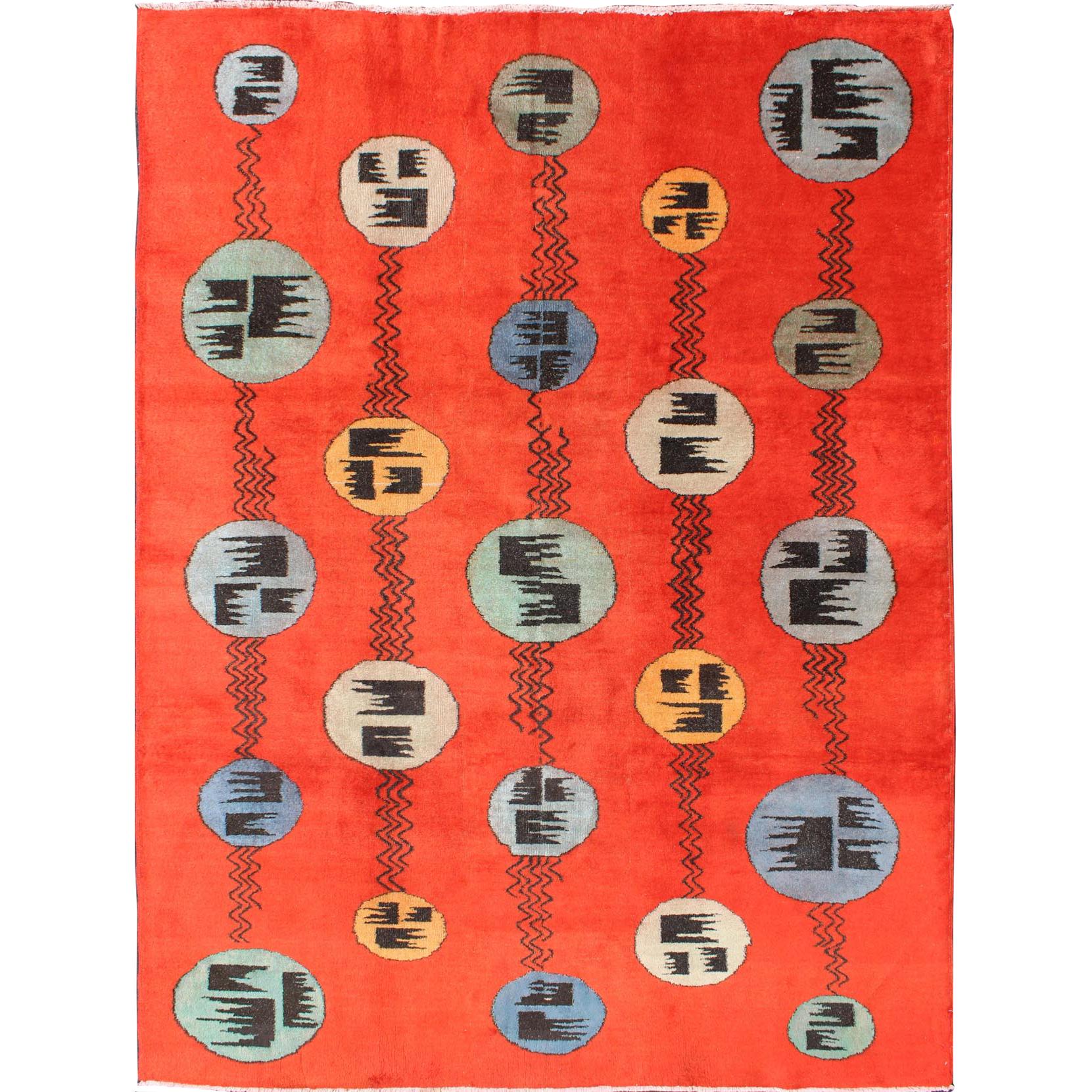Tapis turc vintage au design Art Déco avec motifs circulaires de couleurs rouge orange en vente