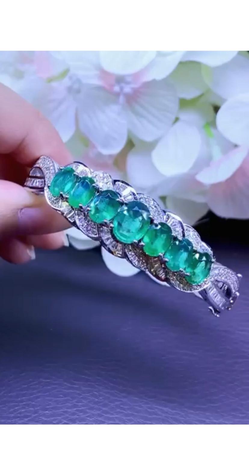 An exclusive bracelet in Art Decô design, handcrafted by Italian designer, sophisticated , particular style.
Bracelet come in 18k gold with 7 pieces of  Natural Zambian Emeralds , fine quality, amazing color, perfect  oval cut , of 10,00  carats, 