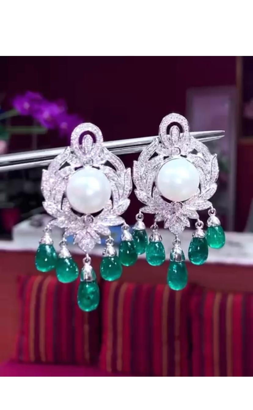 Cabochon Art Decô Design with 37.47 Carats Emeralds, Diamonds and Pearls on Earrings For Sale