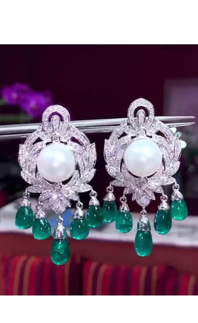 Art Decô Design mit 37,47 Karat Smaragden, Diamanten und Perlen auf Ohrringen Damen im Angebot
