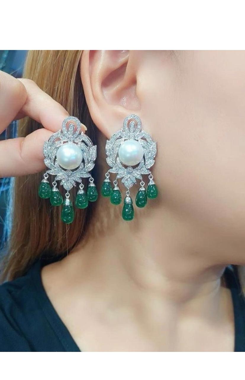 Art Decô Design with 37.47 Carats Emeralds, Diamonds and Pearls on Earrings For Sale 1