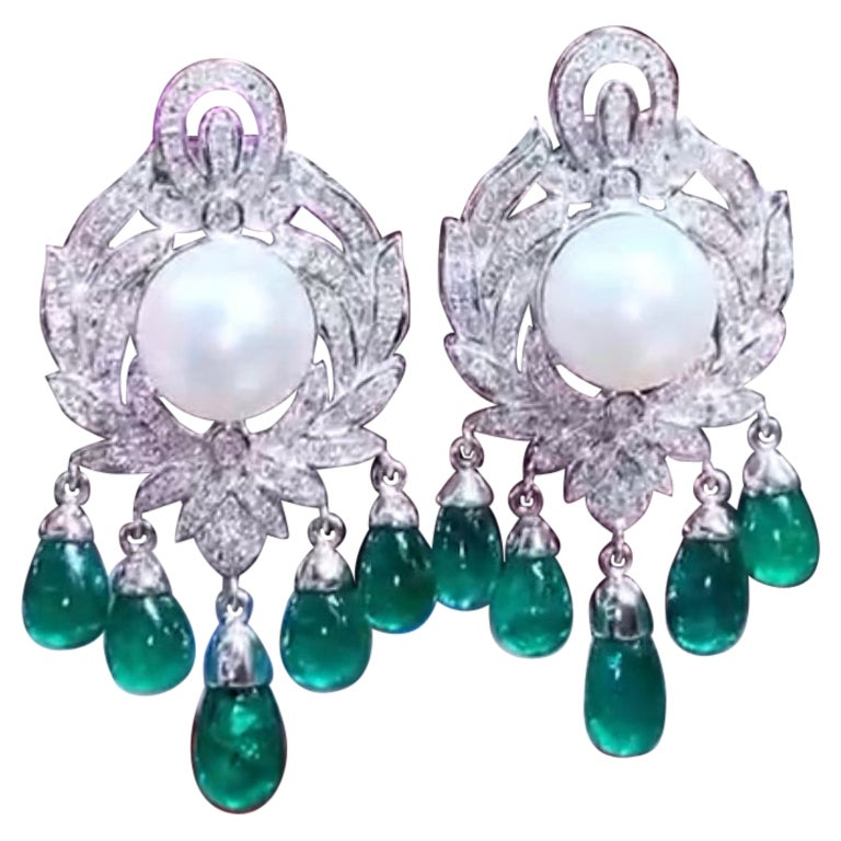 Art Decô Design with 37.47 Carats Emeralds, Diamonds and Pearls on Earrings For Sale