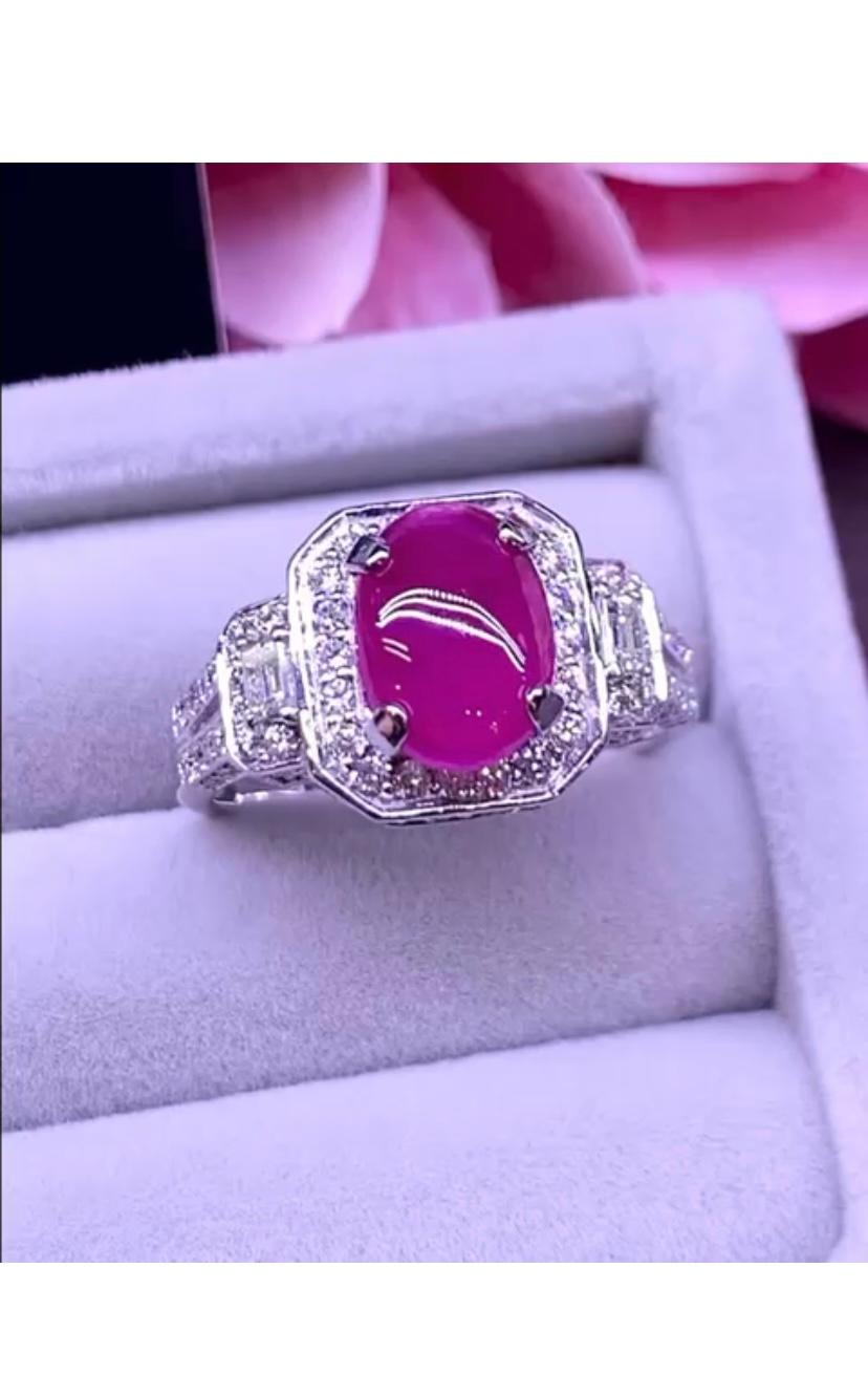 Stupendo anello dal design Art Déco, così chic e raffinato, in oro 18 carati con un rubino di Birmania taglio cabochon di 2,50 carati e diamanti a baguette e taglio brillante rotondo.  di 1,20 carati, F/VS.
Realizzato a mano da artigiani