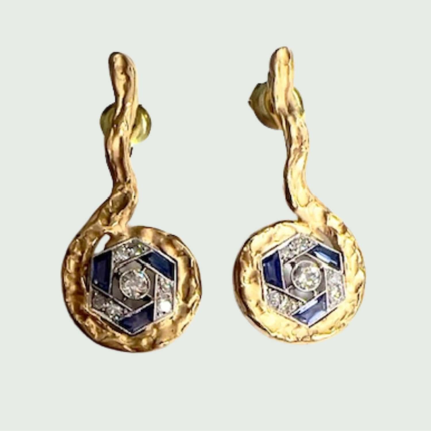 Art Deco Design with Diamonds and Sapphires in yellow Gold and Platinum Earrings In Good Condition For Sale In MADRID, ES
