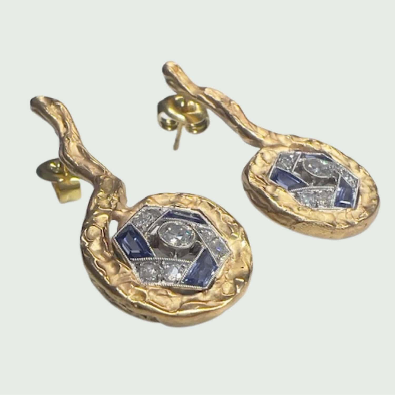 Women's Art Deco Design with Diamonds and Sapphires in yellow Gold and Platinum Earrings For Sale