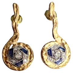 Vintage Art Deco Design with Diamonds and Sapphires in yellow Gold and Platinum Earrings