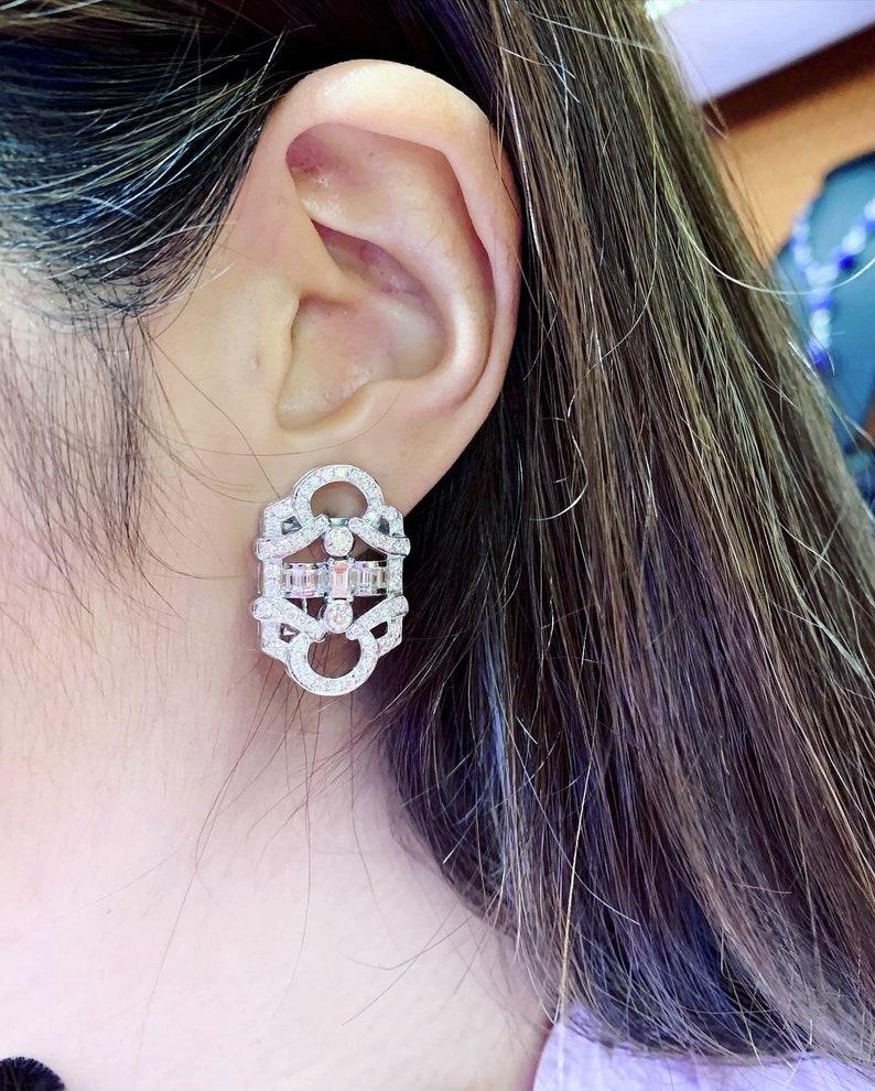 Un design squisito  per questi bellissimi orecchini in oro 18 carati con due pezzi di diamanti certificati GIA da 0,30 +0,30 carati D/VS2, e intorno diamanti da 2,35 carati F /VS (qualità superiore).
Completo di rapporto GIA per i diamanti