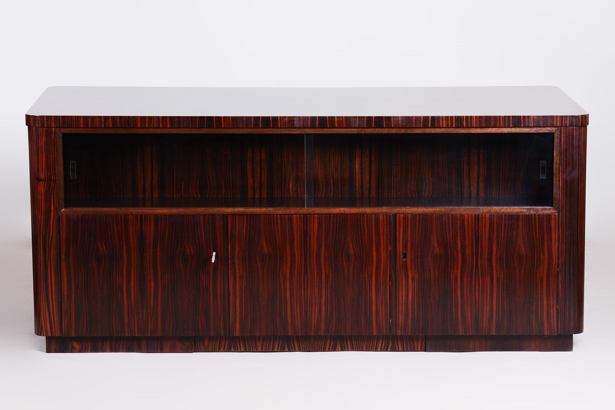 Art-Déco-Schreibtisch aus Nussbaumholz, hergestellt im Frankreich der 1920er Jahre. Von unserem Team restauriert.
Vollständig auf Hochglanz restauriert.
MATERIAL: Eiche und Ebenholz
Zeitraum: 1920-1929.