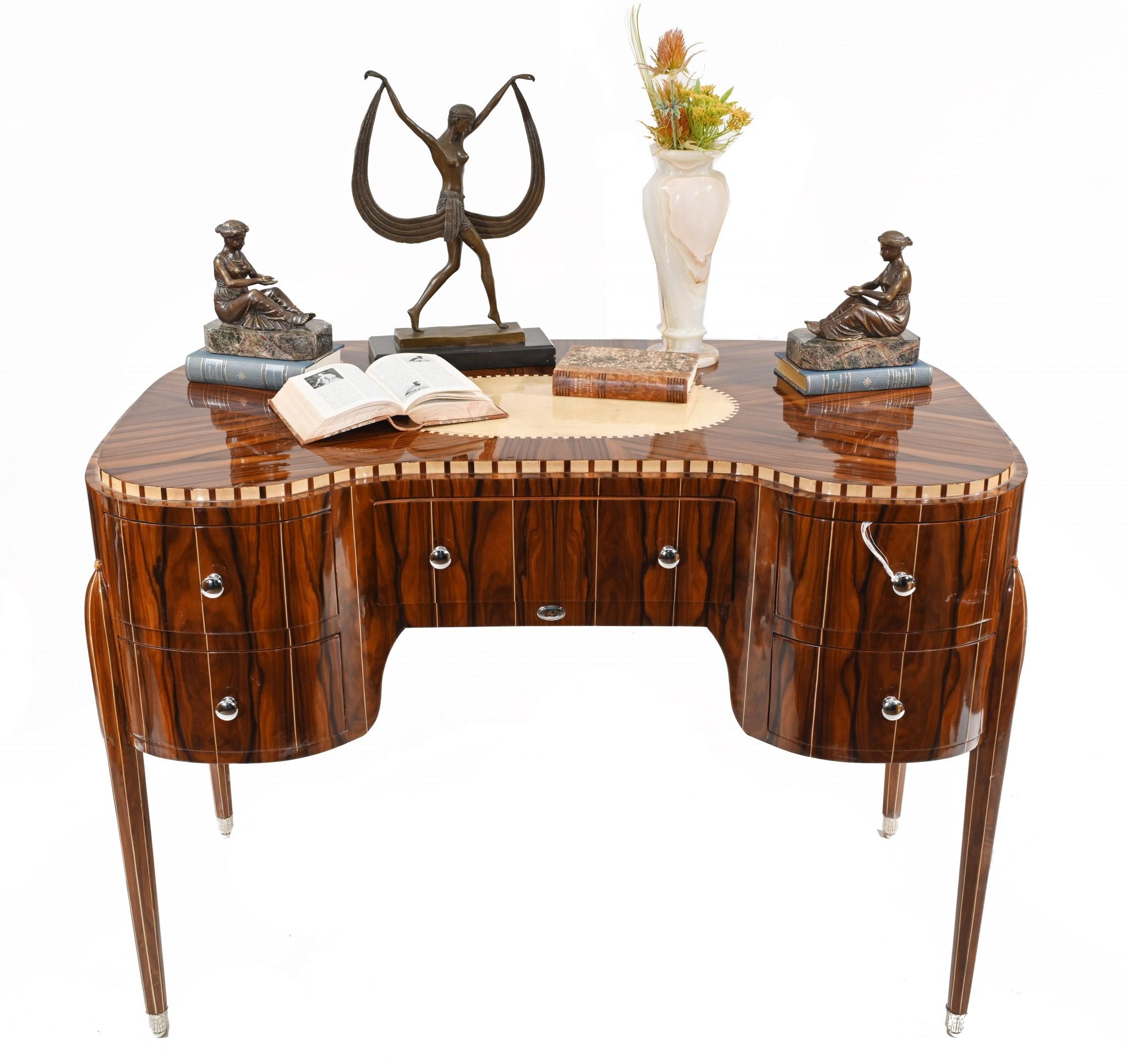 Eleganter Schreibtisch oder Sekretär im Art-Deco-Stil
So ein klassischer High-Deco-Look der 1920er Jahre mit Kurven und eleganter Form
Sehr klares und minimalistisches Design, ideal für moderne Innenräume
Einige unserer Artikel sind in der Lagerung,