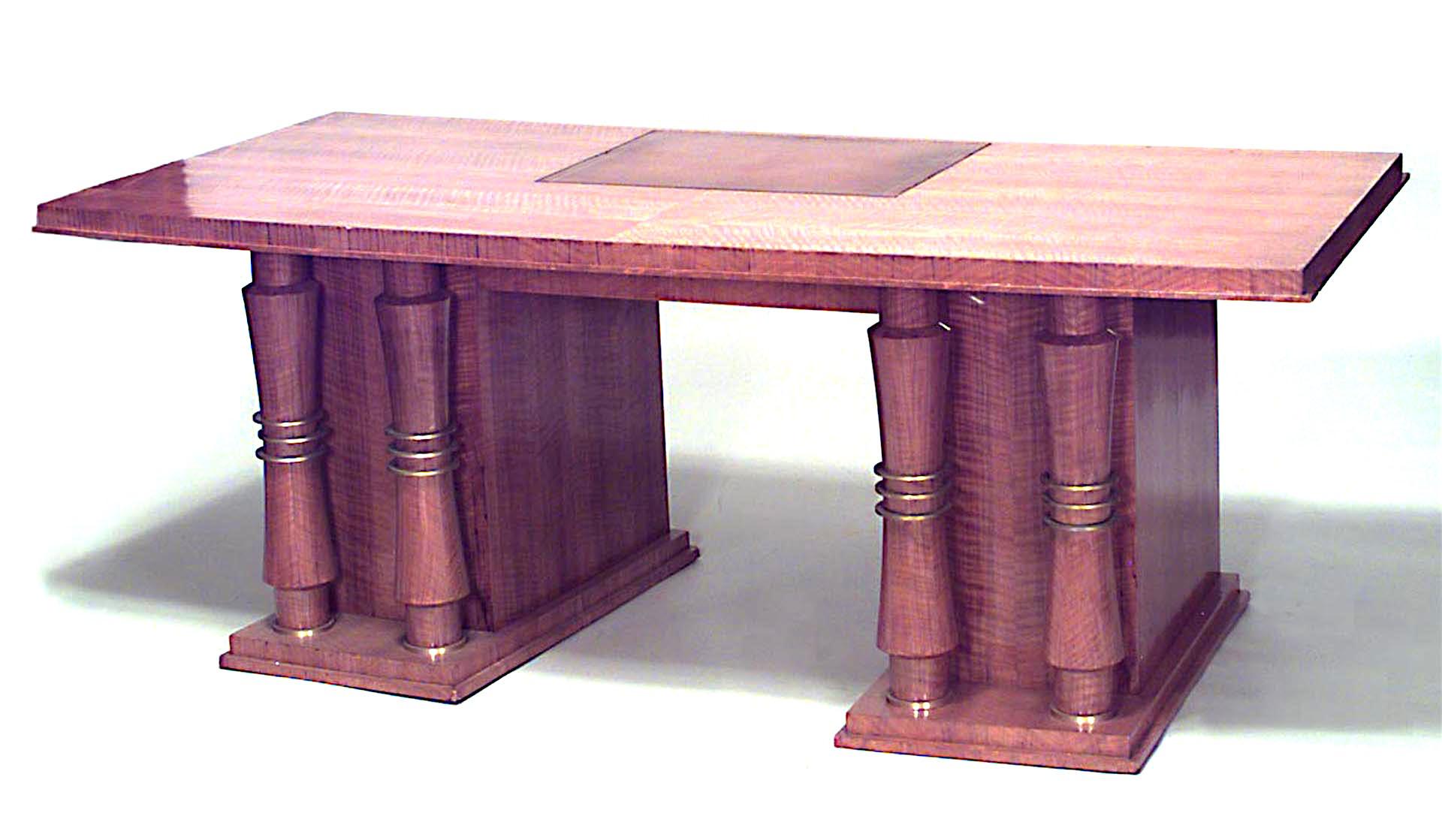 Großer französischer Art-Déco-Schreibtisch aus Mahagoni mit Knieloch, bronzener Säulenverzierung und Lederplatte. (JULES LELEU)
