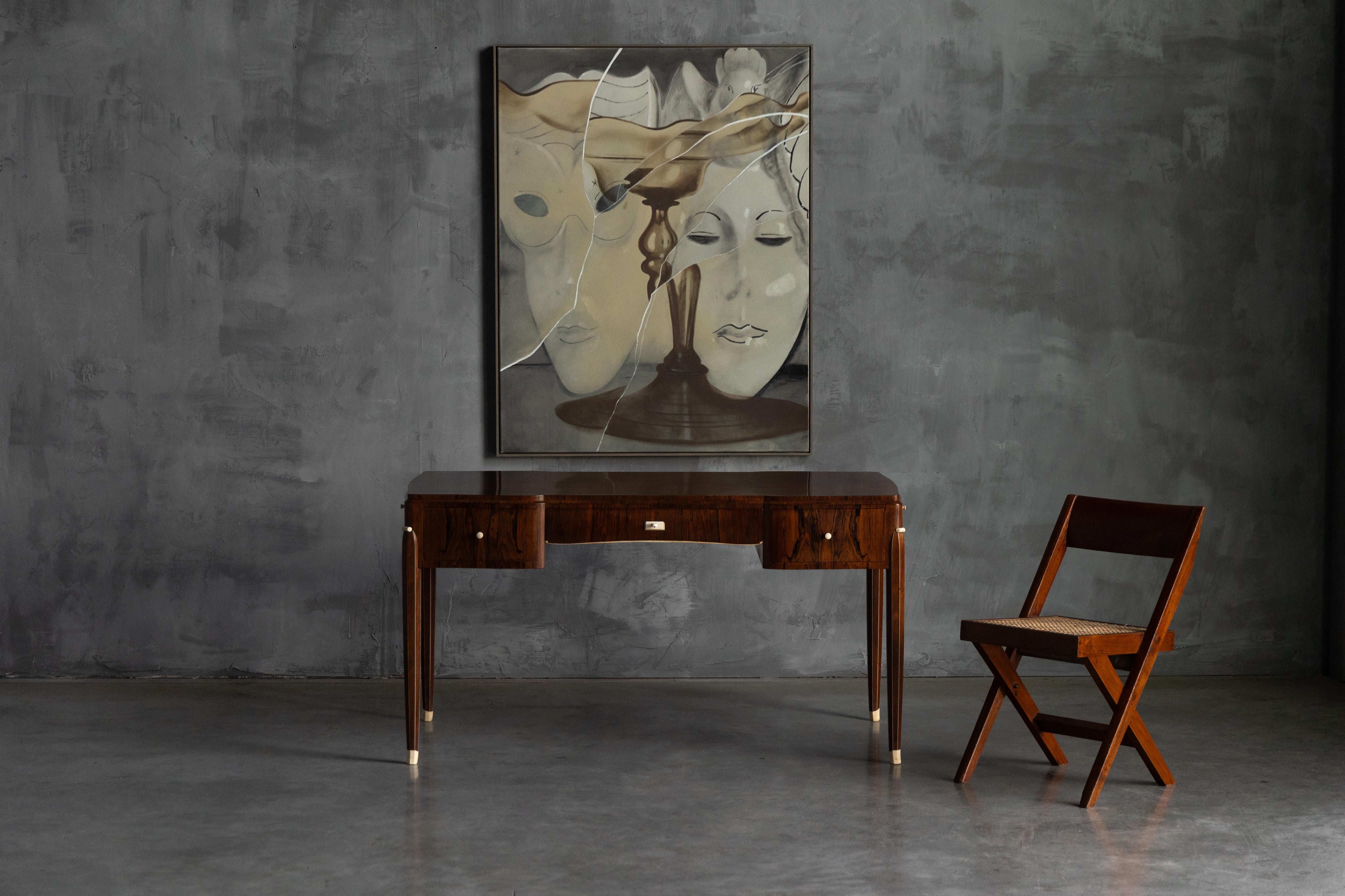 Dieser außergewöhnliche Art-Déco-Schreibtisch von Jules Leleu zeigt die raffinierte Eleganz und Handwerkskunst, die Maison LELEU zu Beginn des 20. Jahrhunderts auszeichnete. Er ist aus reich gemasertem Palisanderholz gefertigt und zeichnet sich