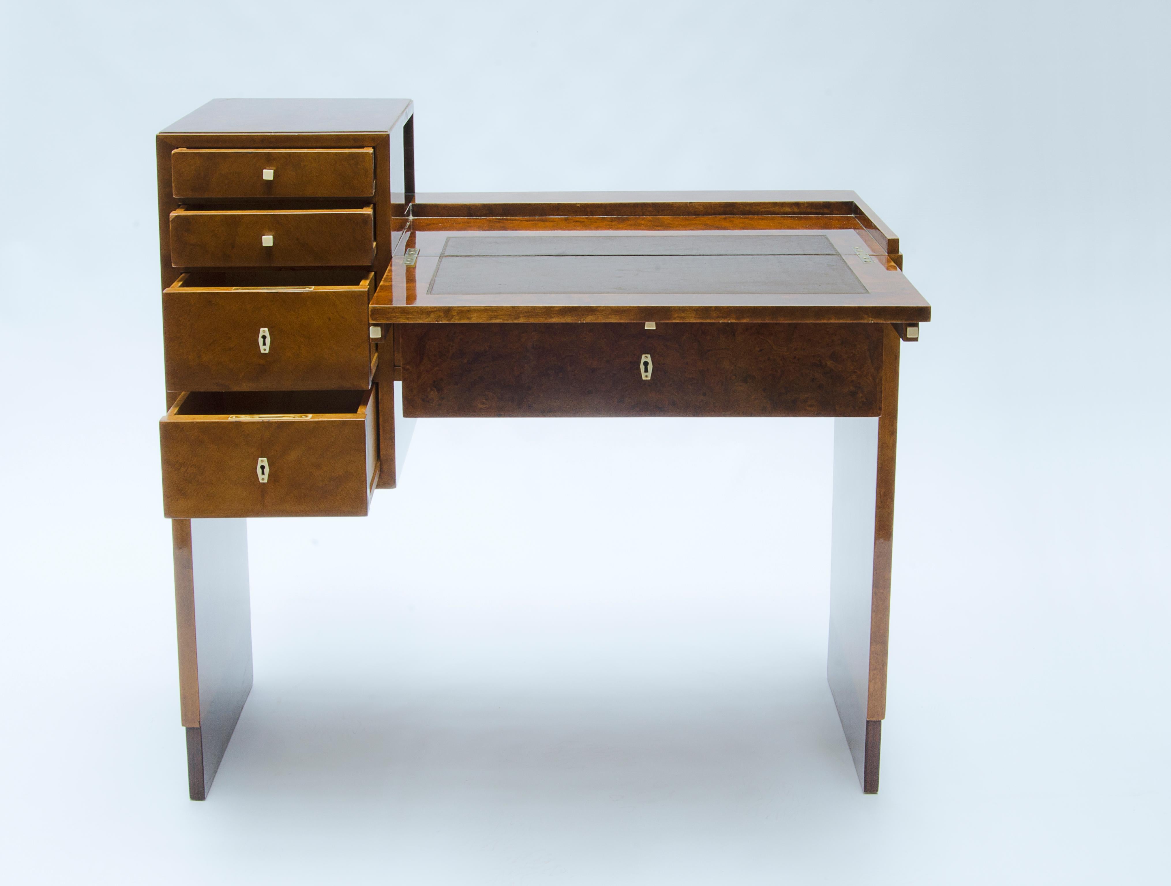 Art Deco desk, made of maple veneered wood with inlays, keyholes and ivory strips. By NORDISKA KOMPANIET S:A (1920-1970). Signed by NORDISKA KOMPANIET S,A., BS AIRES, Florida 101.

Argentina, CIRCA 1930.