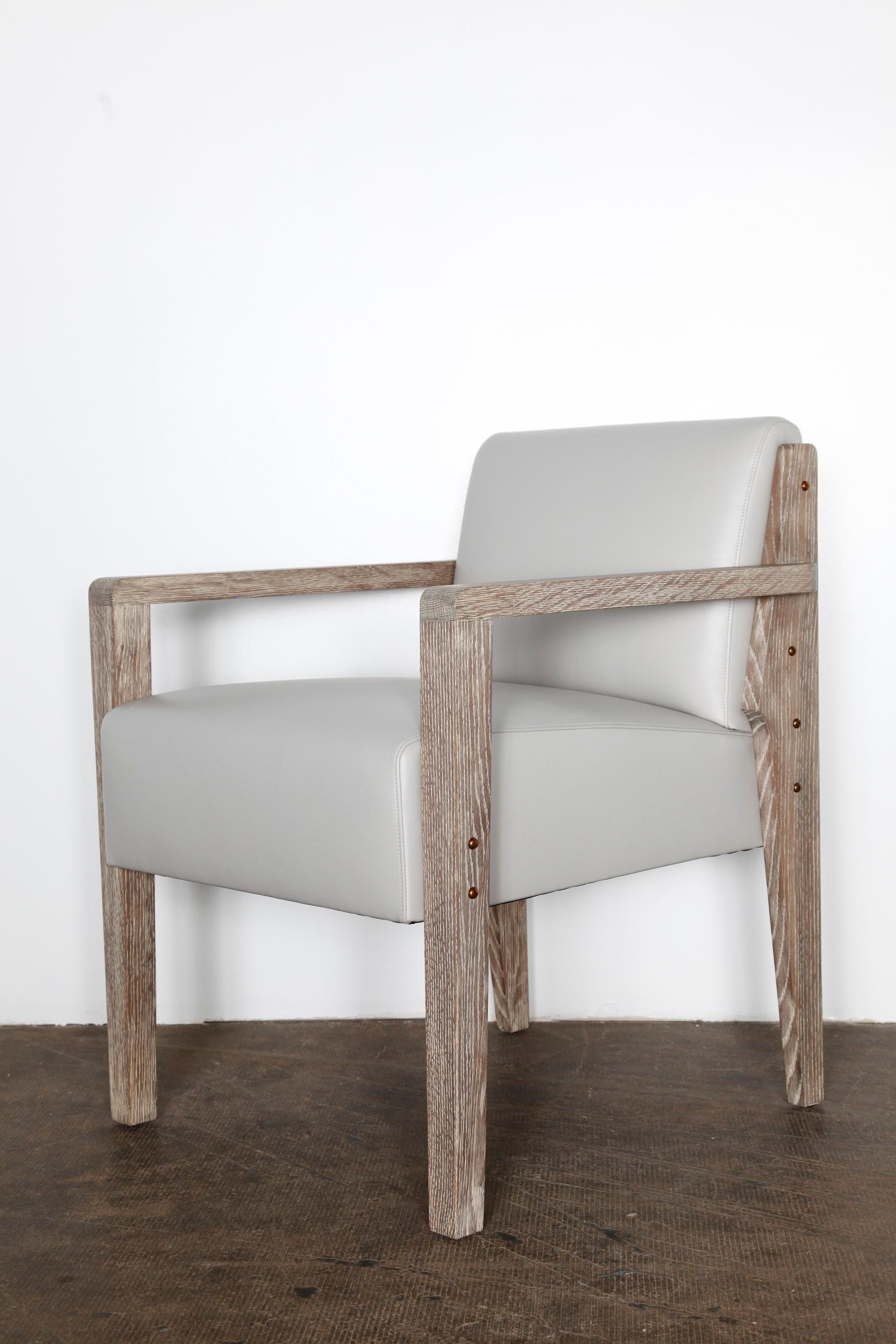 Inspirée d'un modèle de Dupre Lafon, notre chaise de bureau Art Deco personnalisée est élégante, moderne, classique et intemporelle.

Ce modèle de chaise est généralement utilisé comme chaise de bureau, mais il peut aussi très bien faire office de