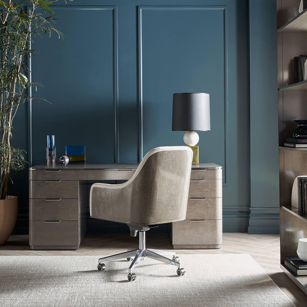 Dieser exquisite Stuhl, inspiriert vom modernen Art-déco-Design des 20. Jahrhunderts, zeichnet sich durch eine gepolsterte Polsterung in Kombination mit kieselgrauem Ahornfurnier aus und bietet ein anspruchsvolles Design, das jede Büroeinrichtung