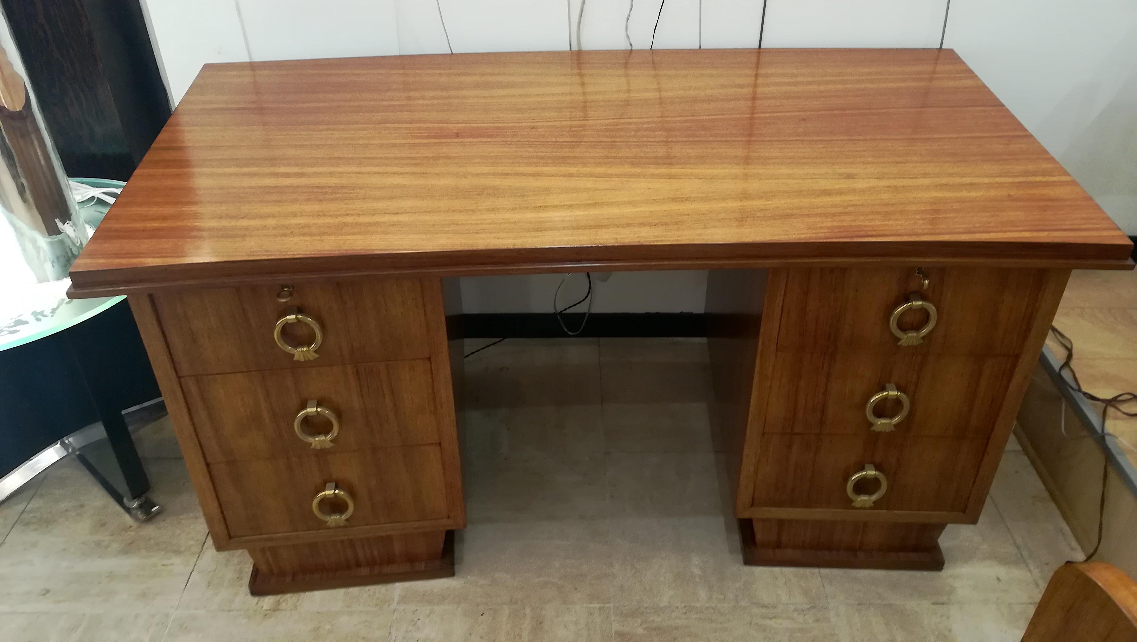 Art Deco desk, circa 1930, six drawers (2 with locks and keys)
Measures: W: 152cm and 142 cm in front of..