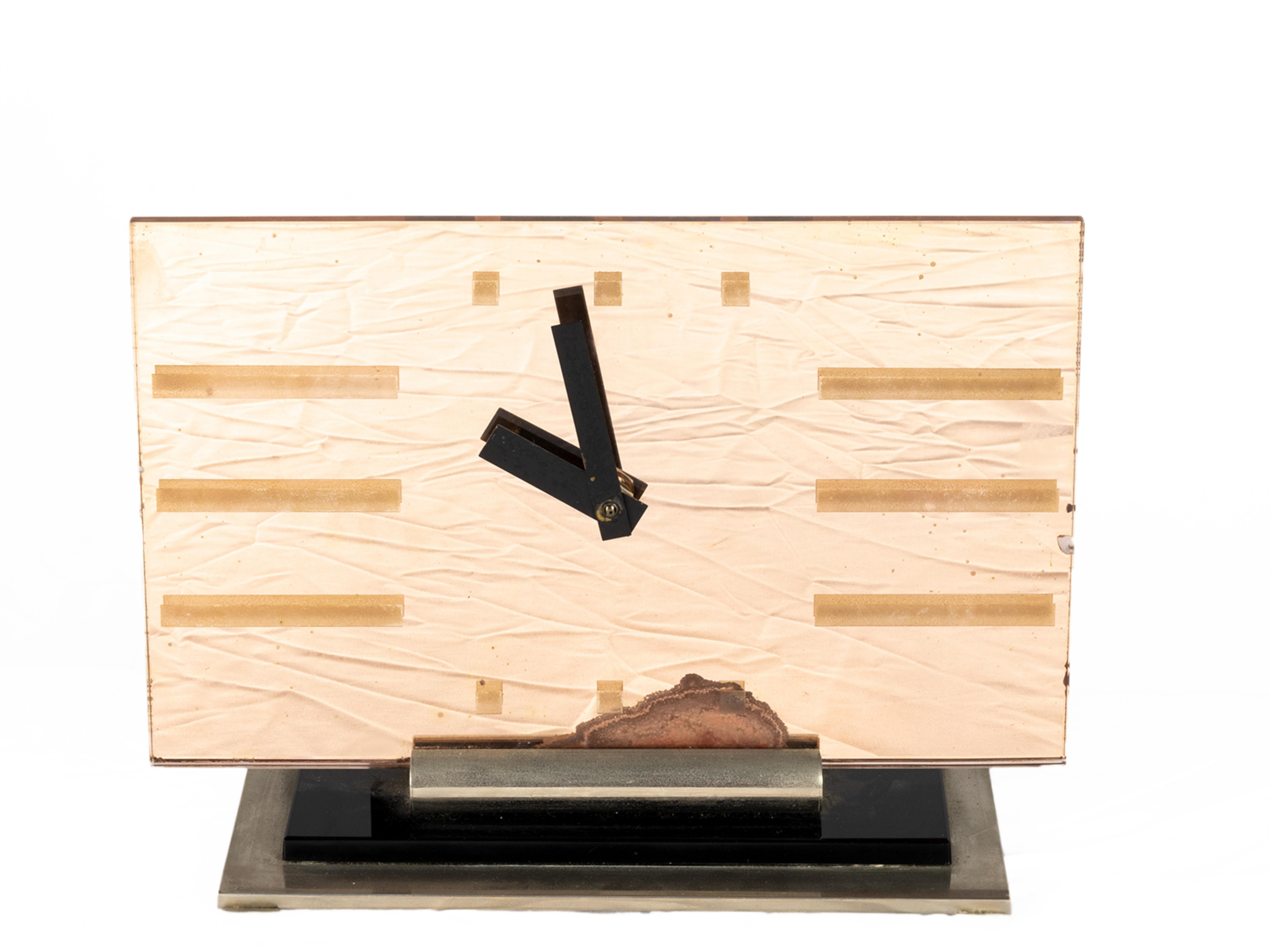 A rectangular Art Deco desk clock with some damage in the front, as visible in the photos, old baterr mechanism as seen in the photos. 

Some damage in the front, as visible in the photos.