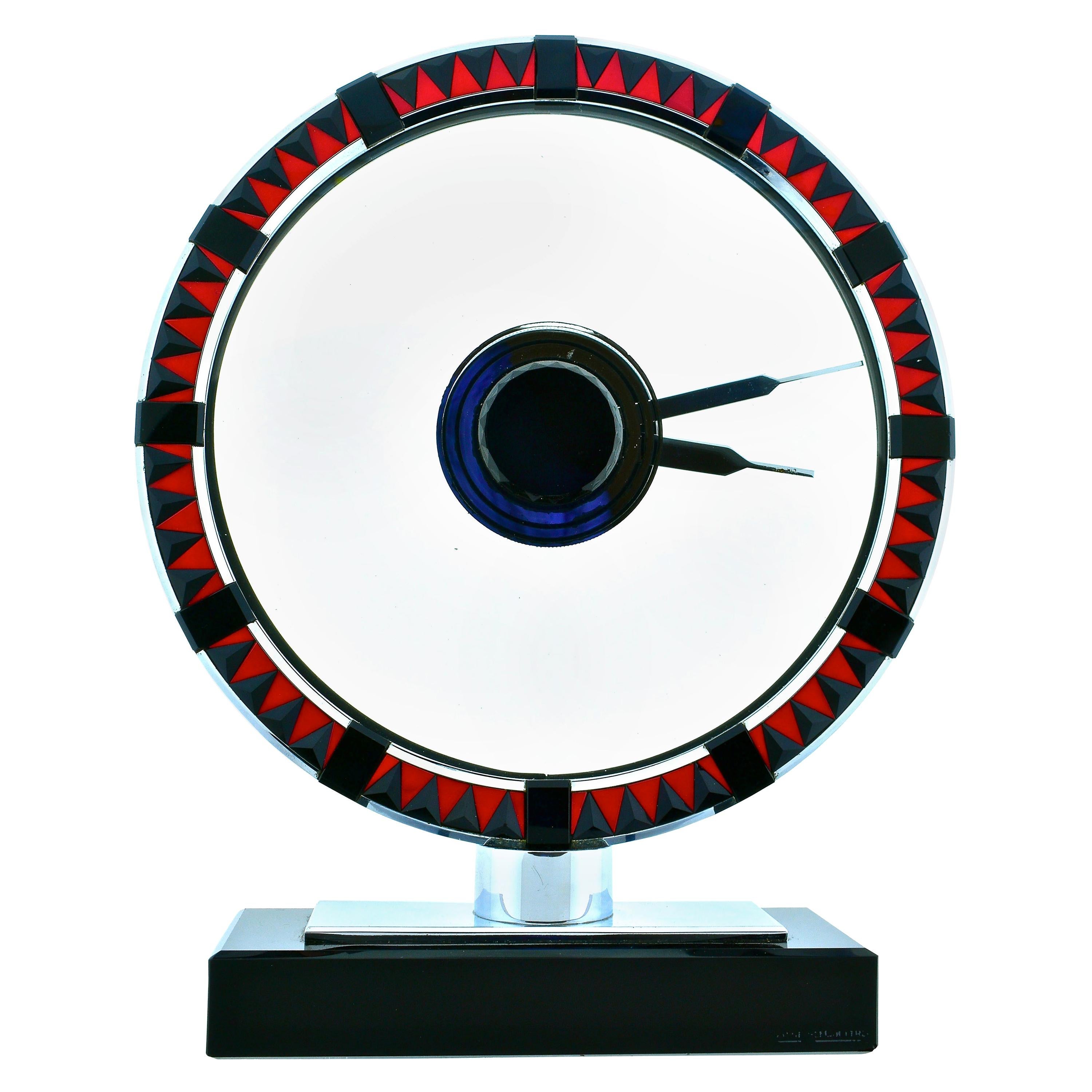 Jaeger-LeCoultre Art Deco Uhr mit einer Größe von 8 5/8th von 7 1/8th Zoll, ist dies wahrscheinlich ein einziges Beispiel für eine Art Deco Uhr in poliertem Edelstahl, mit facettierten pyramidenförmigen dreieckigen Onyx abwechselnd mit lebhaften