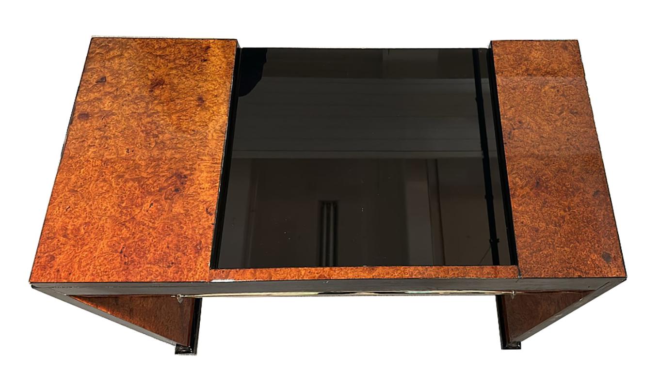 Art Deco Schreibtisch
In der exquisiten Welt des französischen Art-Déco-Designs von 1925 ist ein zierlicher Schreibtisch ein Zeugnis der raffinierten Handwerkskunst und Eleganz dieser Epoche. Aus Wurzelholz gefertigt und mit schwarzem Lack verziert,