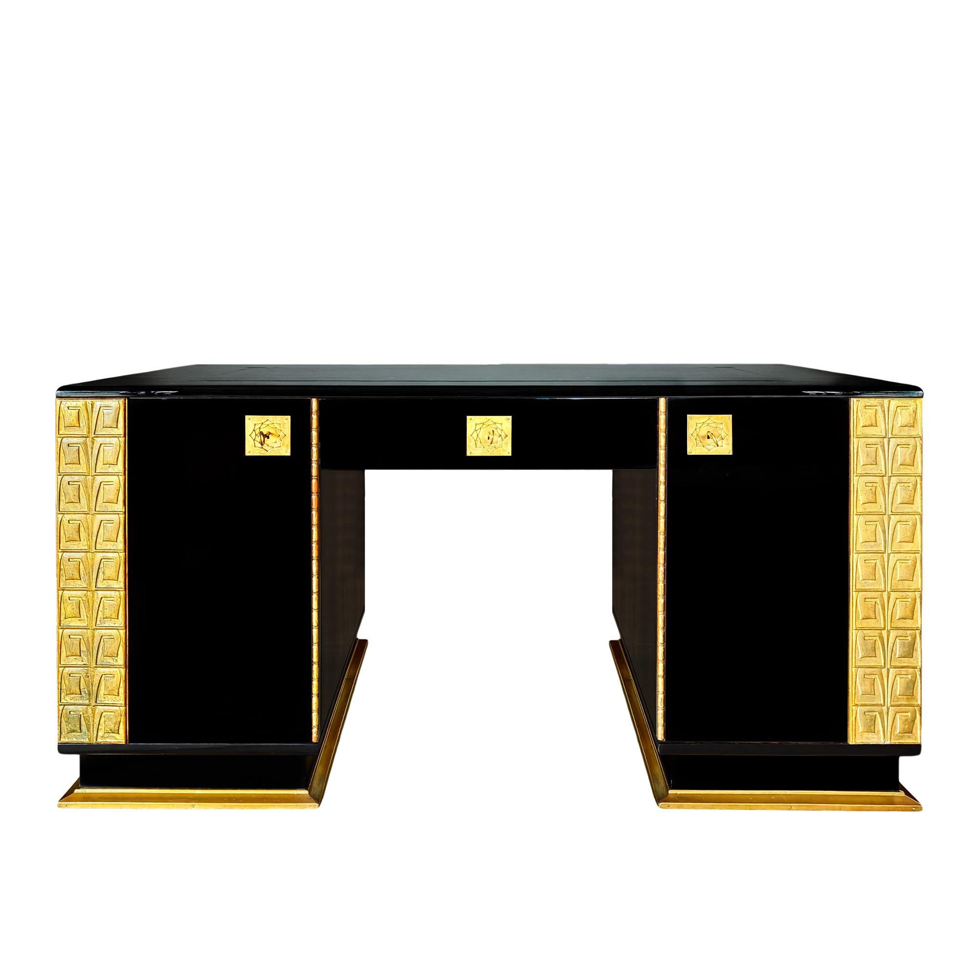 Bureau Art Déco en acajou massif, teinté et poli à la française, intérieur en chêne massif avec 4 tiroirs et 2 étagères, plaques et moulures décoratives en bois doré d'origine, base en laiton poli, plaques de serrure en laiton poli avec motif de