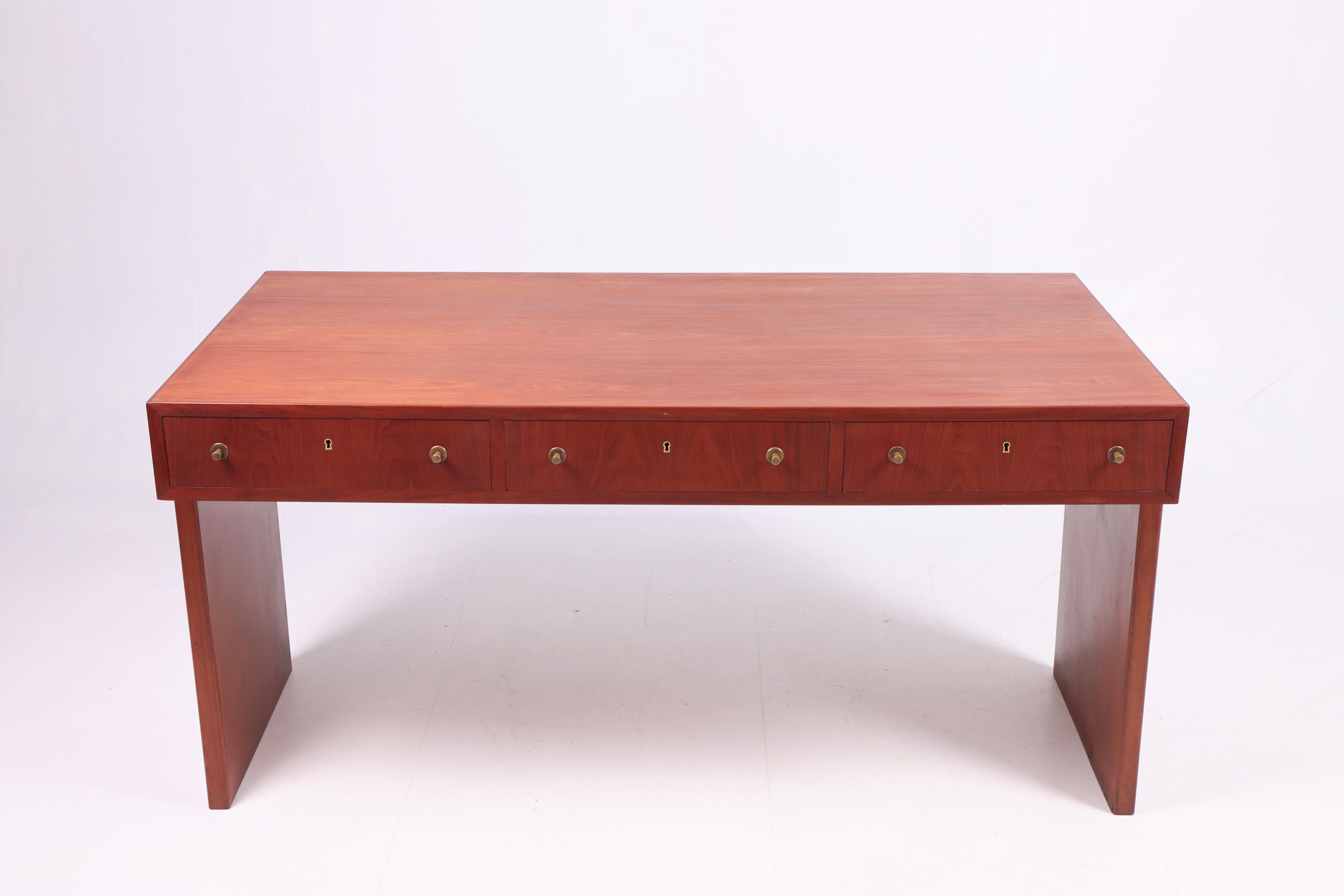 Toller Schreibtisch aus Mahagoni, entworfen und hergestellt von einem dänischen Tischler in den 1950er Jahren.