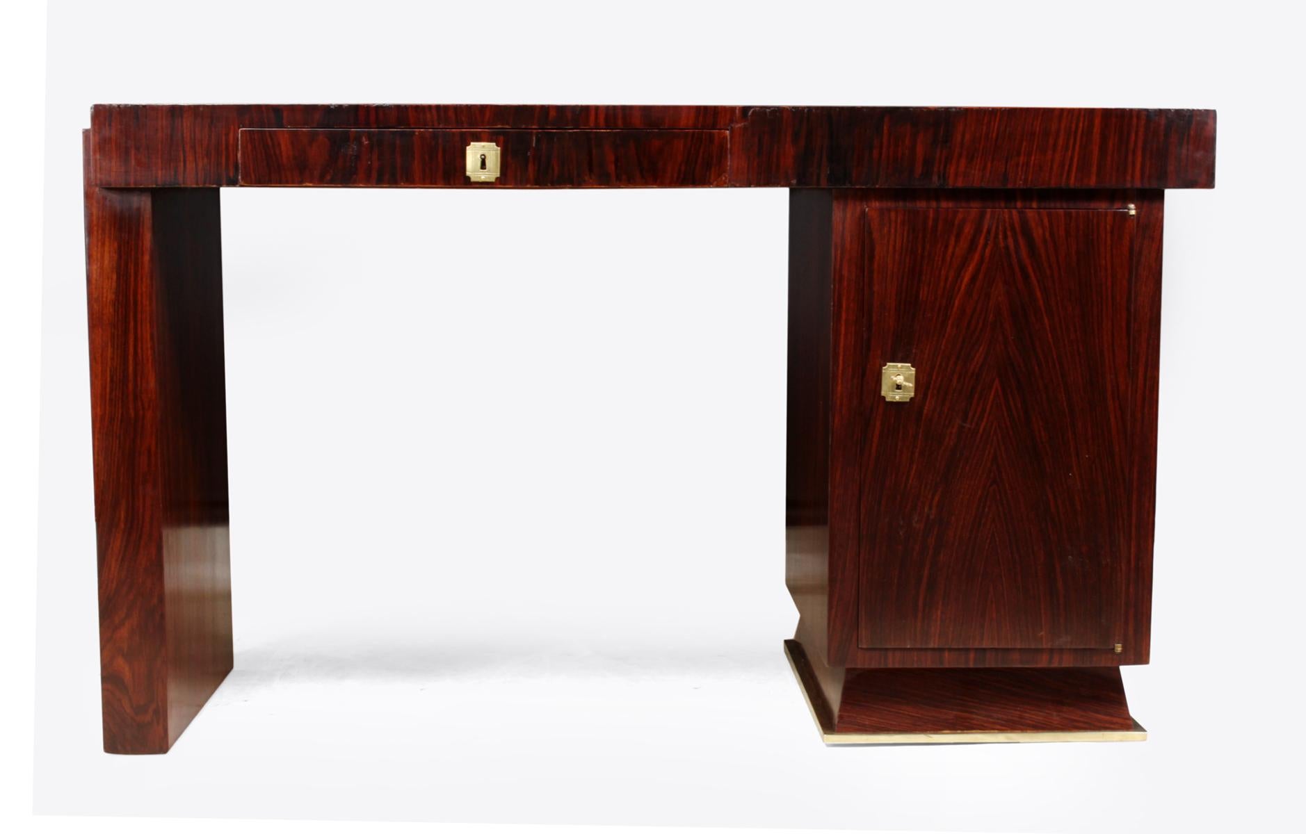 Art Deco desk in rosewood
A French Art Deco desk in rosewood with one sided pedestal and top drawer, behind the right hand door are slides, the desk has been full restored and hand polished

Age: 1930

Style: Art Deco

Material: