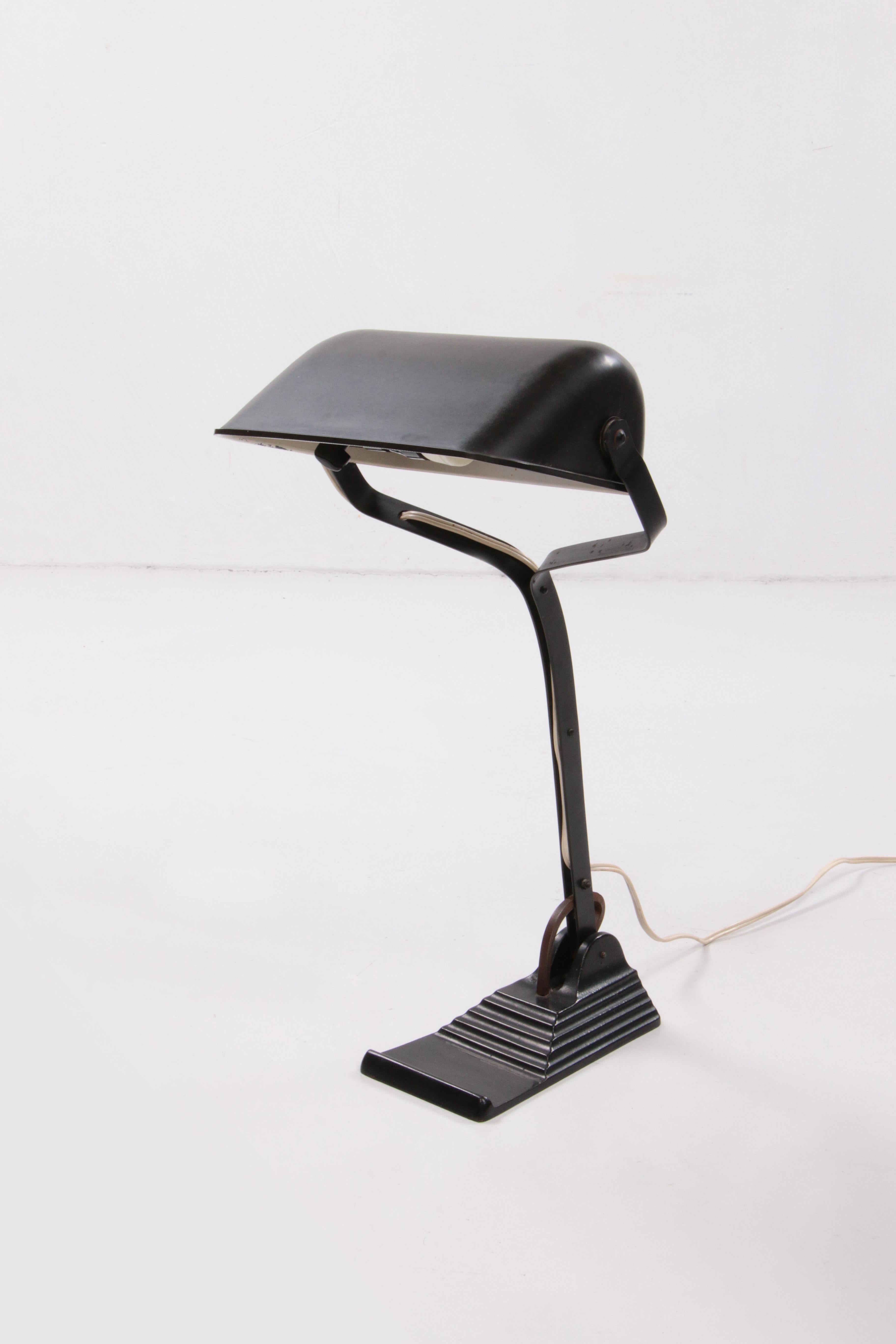 Art Deco desk lamp also called (notary lamp) made by Erpe Belgium.

Art Deco notary desk lamp with adjustable black enamel shade and cast iron base.

Marked in the hood: Erpé made in Belgium

Condition: works well and a pearl in front of your eye