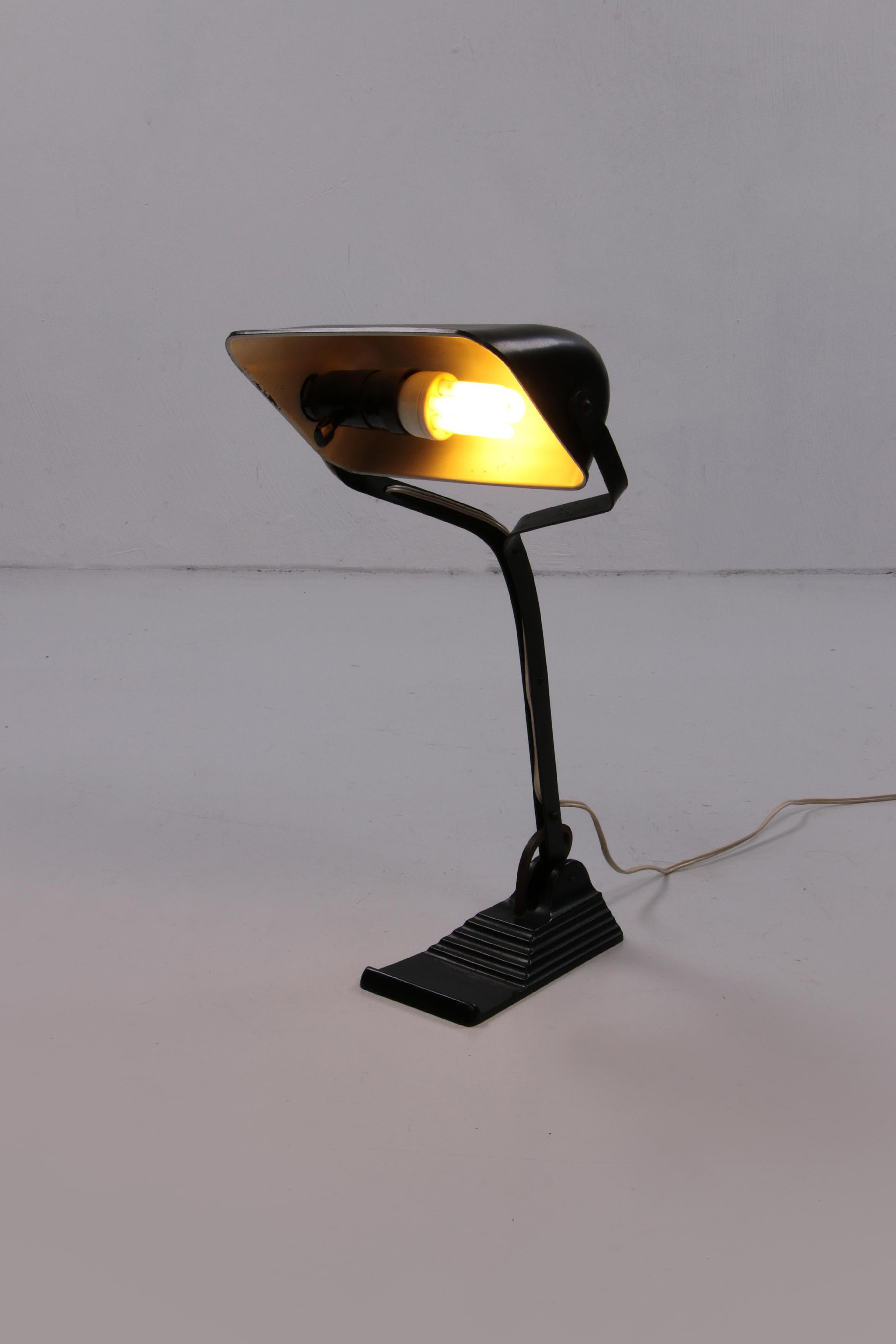 Art Deco desk lamp also called (notary lamp) made by Erpe Belgium. In Good Condition For Sale In Oostrum-Venray, NL