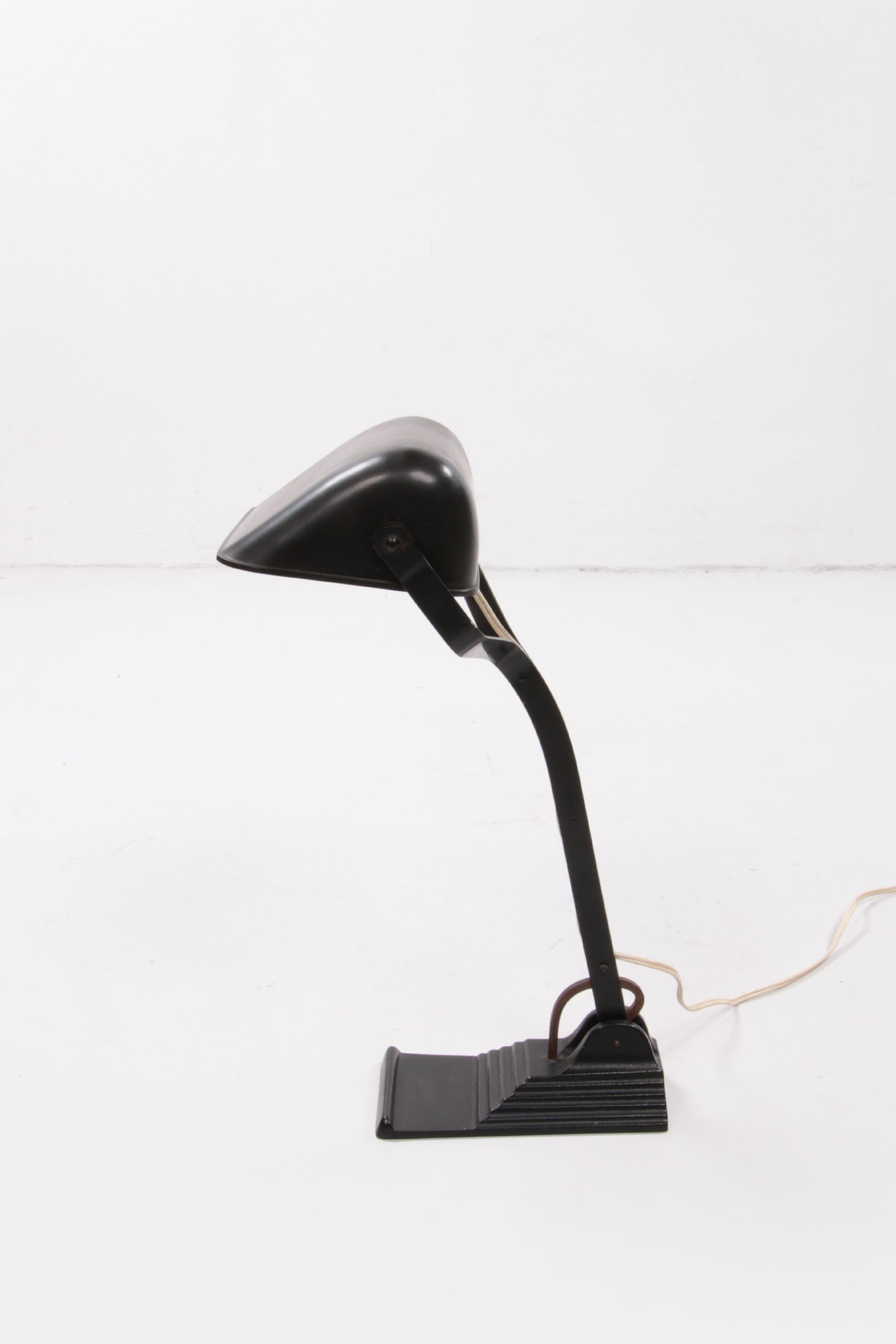 Métal Lampe de bureau Art Déco également appelée (lampe de bureau) fabriquée par Erpe Belgique.