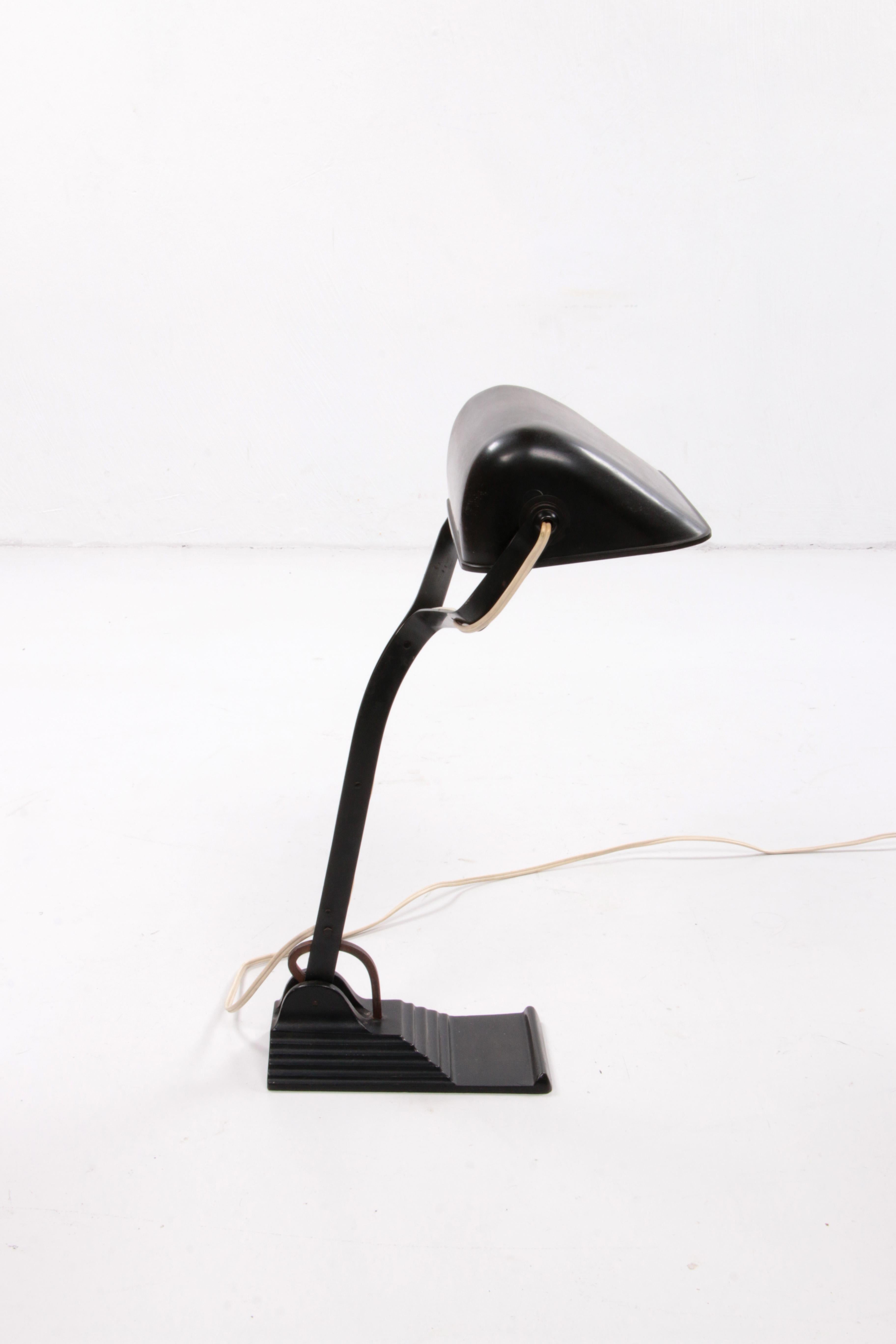 Schreibtischlampe im Art déco-Stil, auch (notary-Lampe) genannt, hergestellt von Erpe Belgium. 2