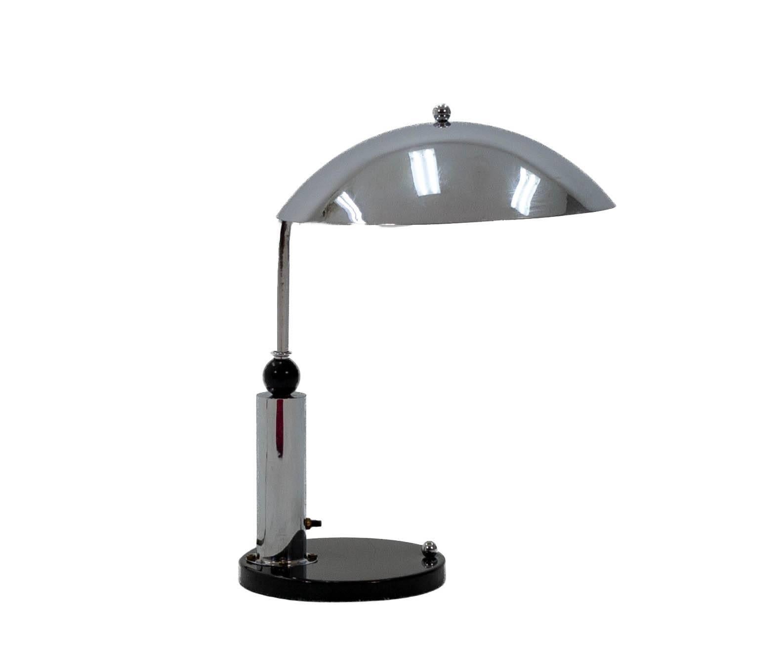 Stylish Daalderop Zeist.   Dutch  Art Deco desk lamp in black and chrome from the 1930s. Very nice original condition.