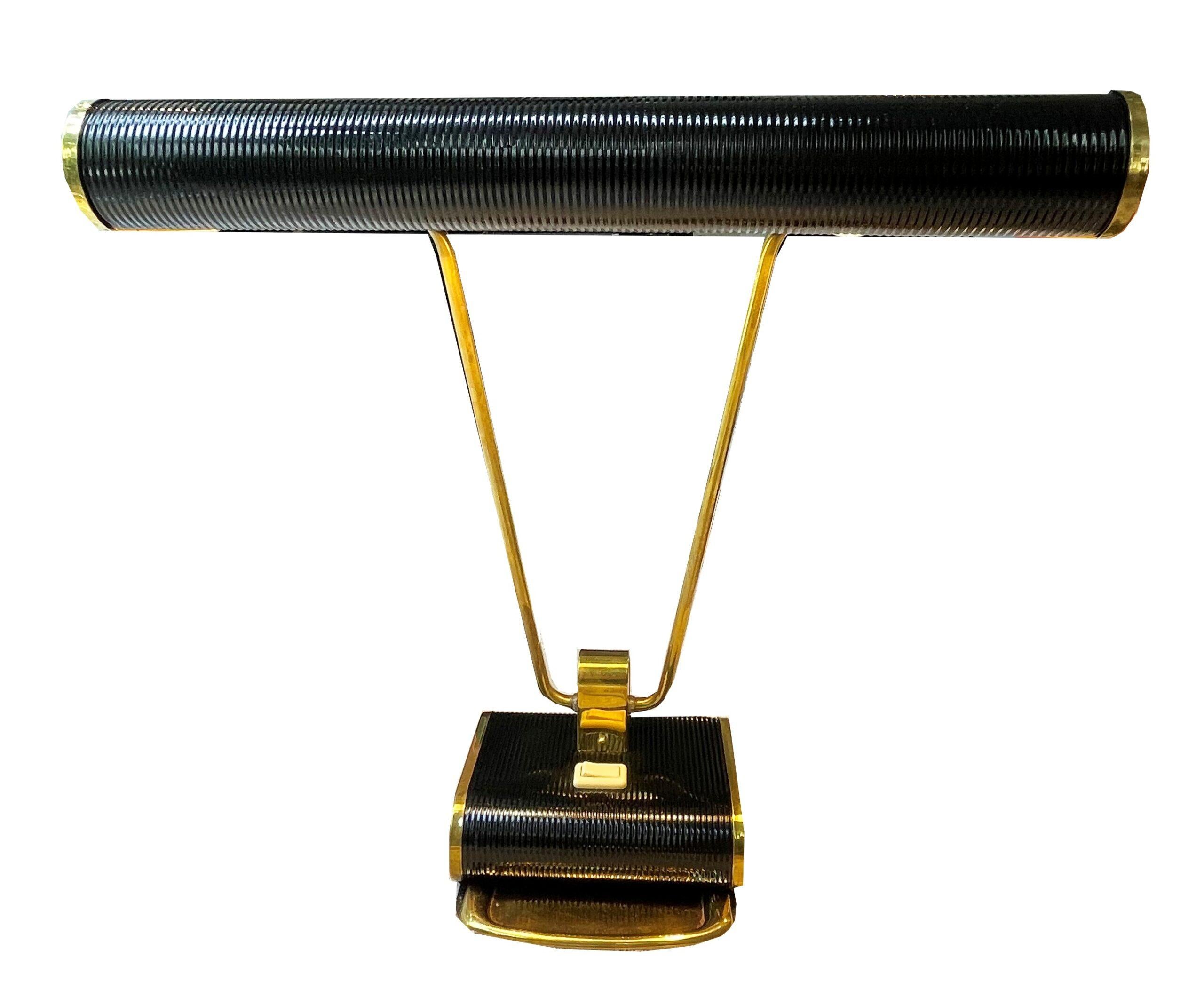 Lámpara de escritorio de Eileen Gray
La diseñadora, artista y arquitecta Eileen Gray fue una de las figuras creativas más fascinantes del siglo XX. Su obra incluye piezas lacadas brillantes -su silla Dragons estableció un récord de subasta de