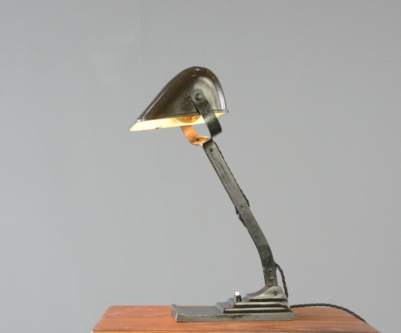 Lampada da scrivania Art Deco di Erpe, circa anni '20

- Paralume in bachelite nera
- Interruttore On/Off sulla base
- Compatibile con le lampadine B22
- Paralume e braccio regolabili
- Belga, circa anni '20
- 46 cm di altezza x 23 cm di larghezza x