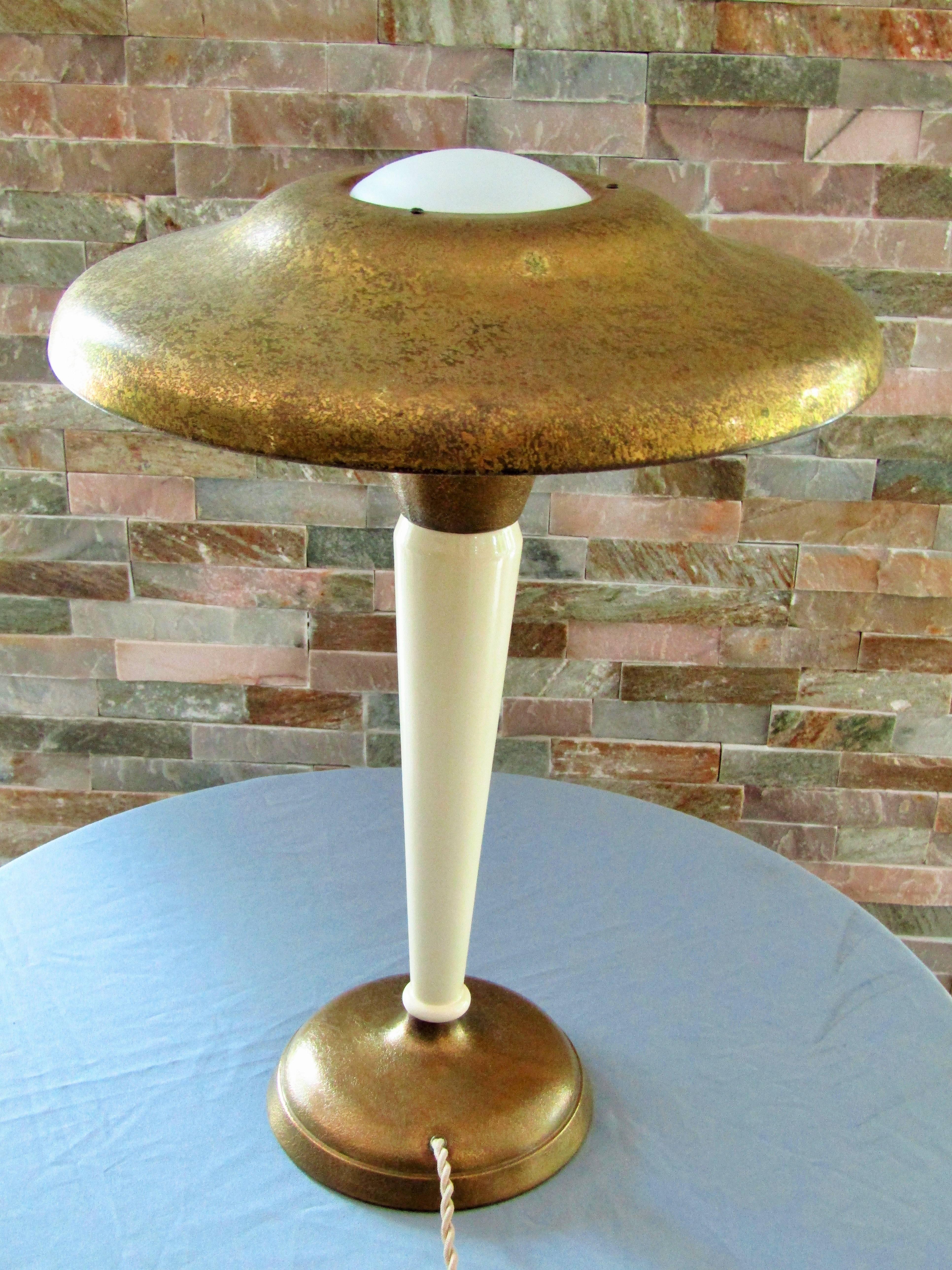 Art Deco table / desk lamp by Genet & Michon manufacturer, France, 1930. Typical three dimensional brass structure. Middle part lacquered in ivory color. Spherical frosted glass top. Fully restored, rewired.

 