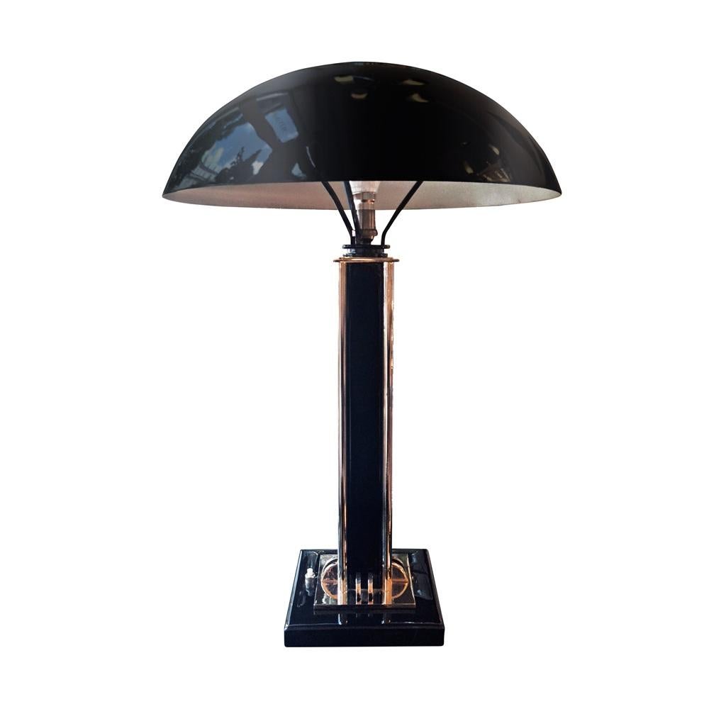 Art Deco Schreibtischlampe von Jacques Adnet
Die von dem bekannten französischen Designer Jacques Adnet entworfene Art-Déco-Schreibtischleuchte verkörpert die Eleganz und Innovation der 1920er Jahre. Diese um 1925 in Frankreich gefertigte, exquisite